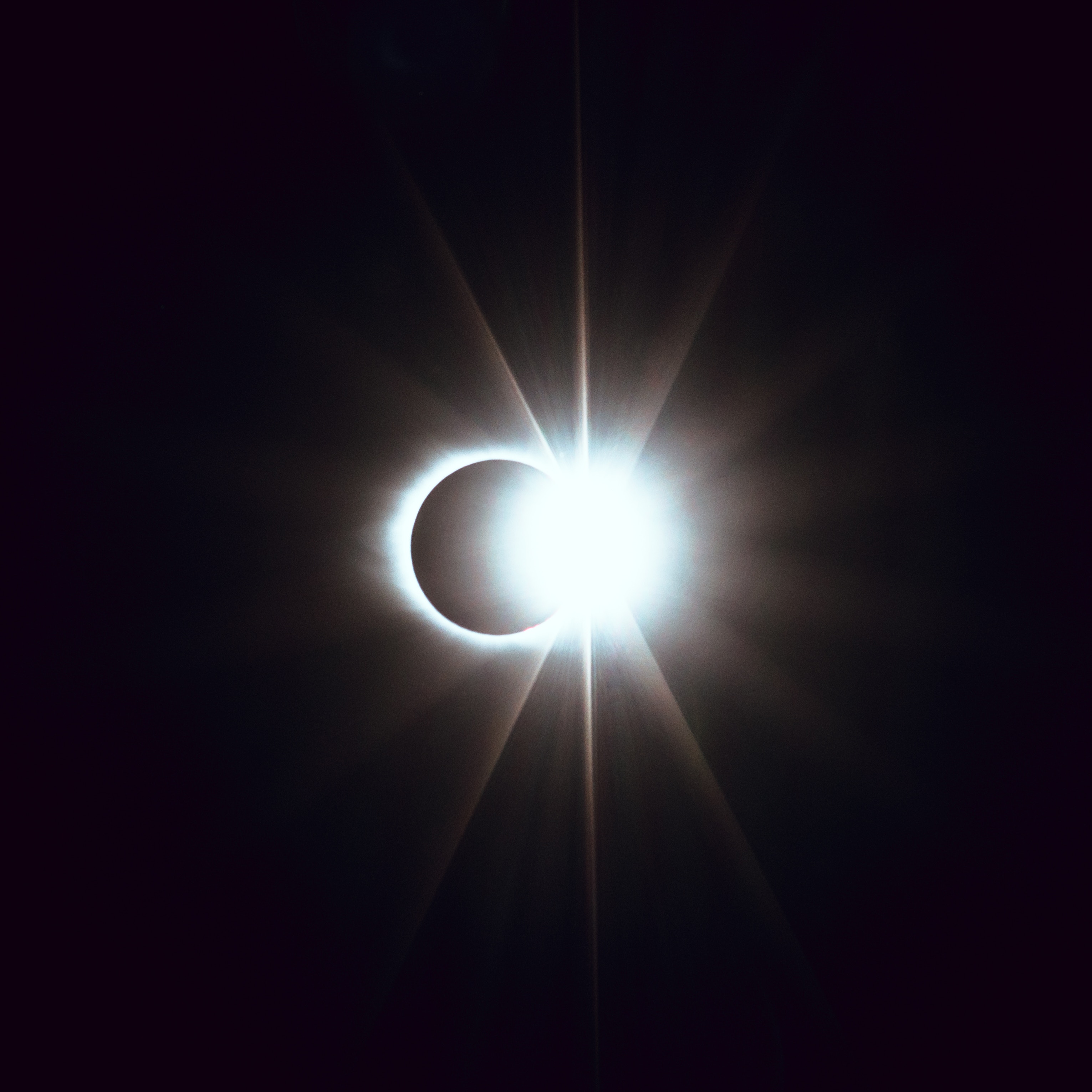 53674 descargar fondo de pantalla eclipse, luna, oscuro, brillar, luz, vigas, rayos: protectores de pantalla e imágenes gratis