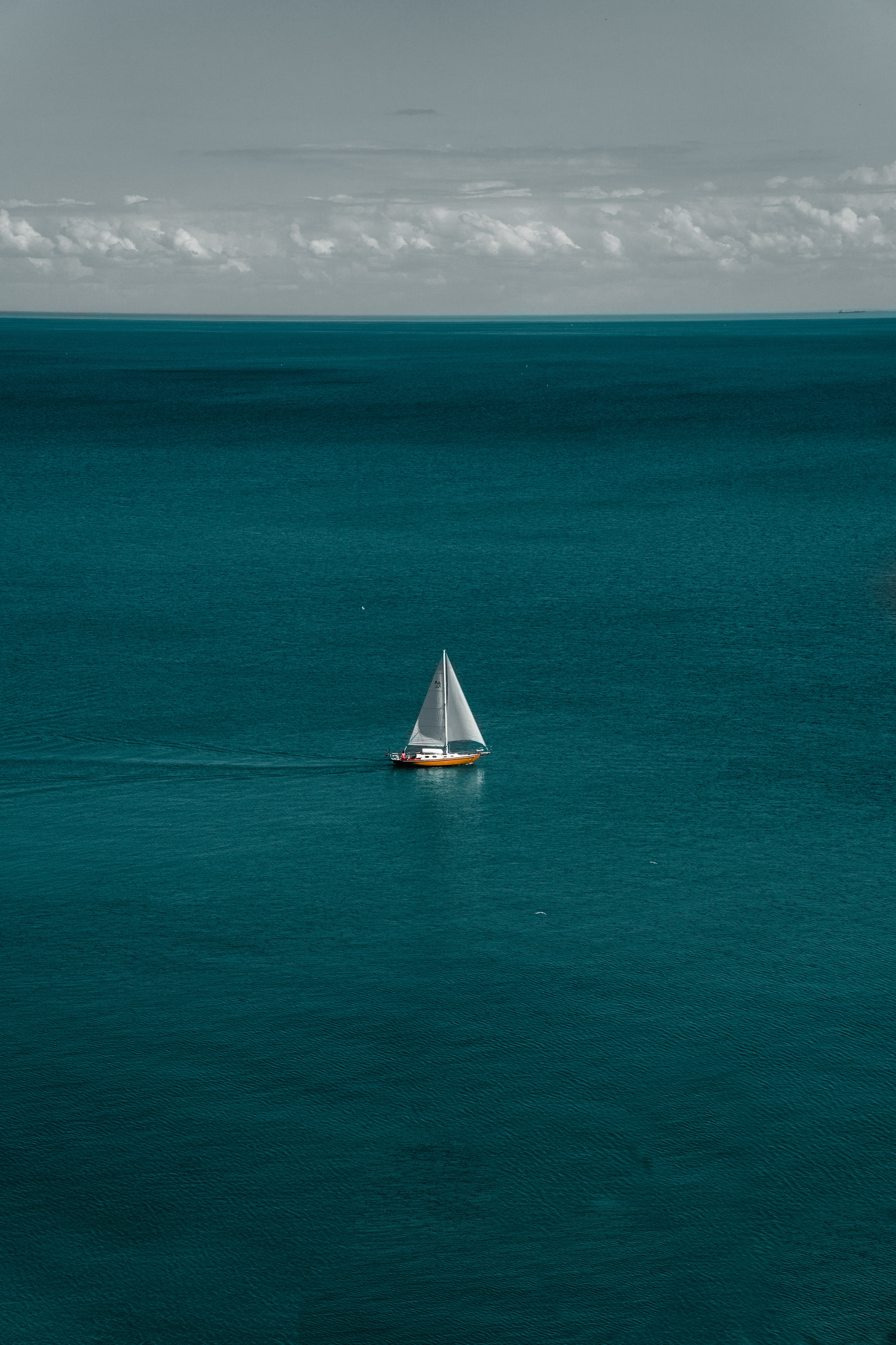 123797 скачать картинку минимализм, горизонт, парусник, море, вода, лодка - обои и заставки бесплатно