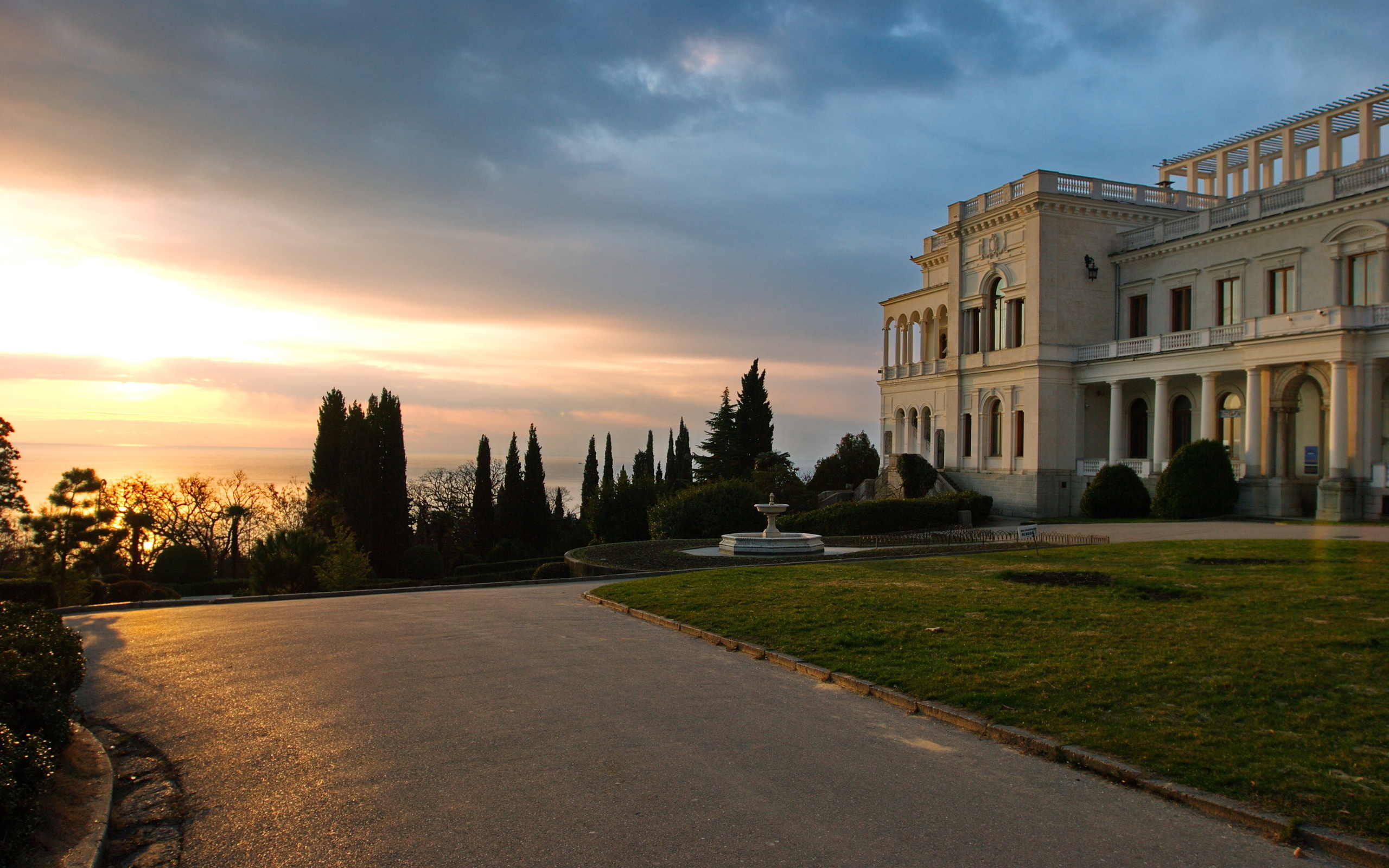 Посёлок Алупка дворцы