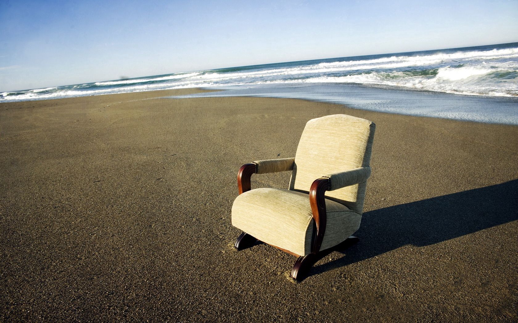 в креслах на берегу моря