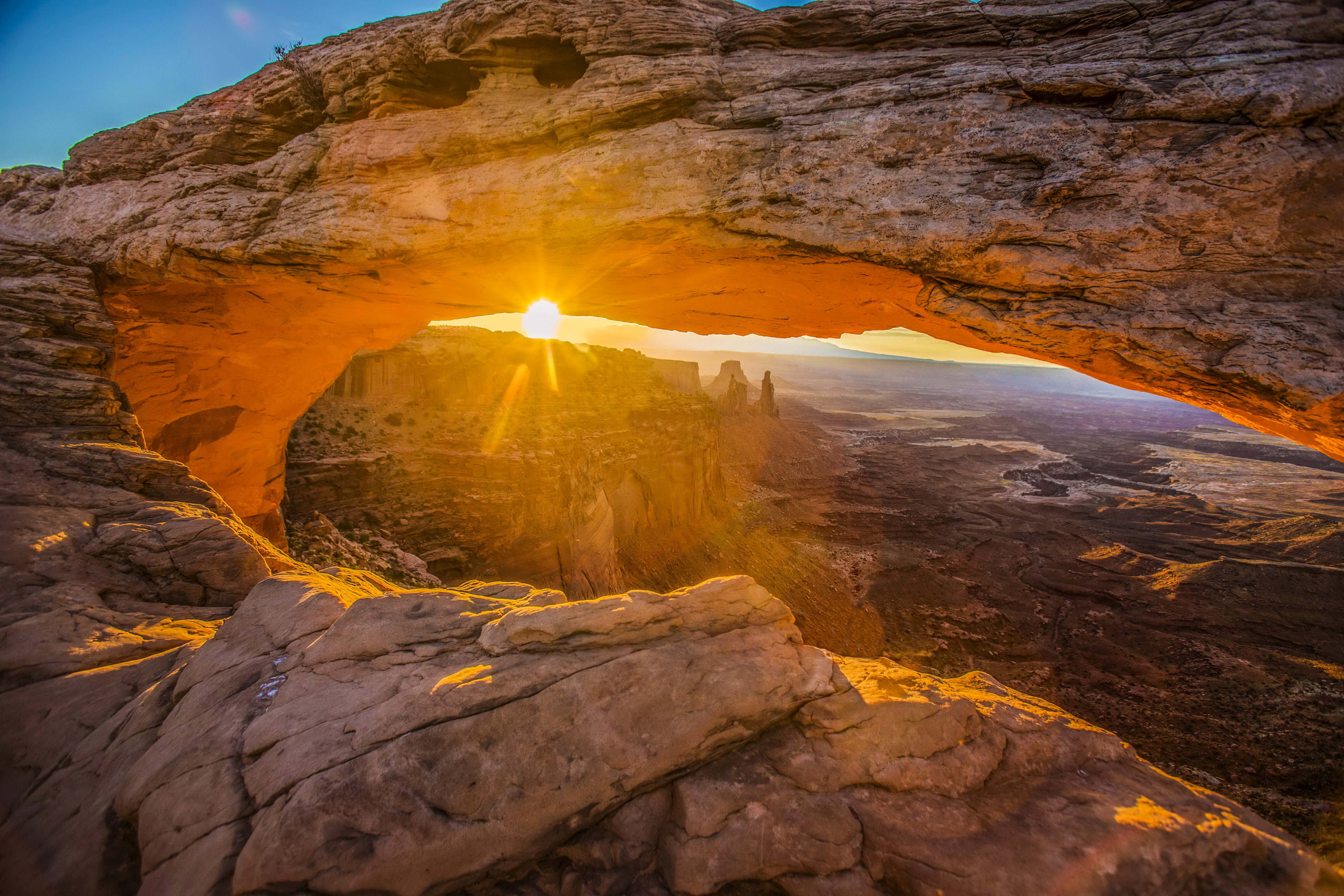 Download mobile wallpaper Canyon, Usa, Mountain, Earth, National Park, Canyons, Sunbeam, Mesa Arch for free.