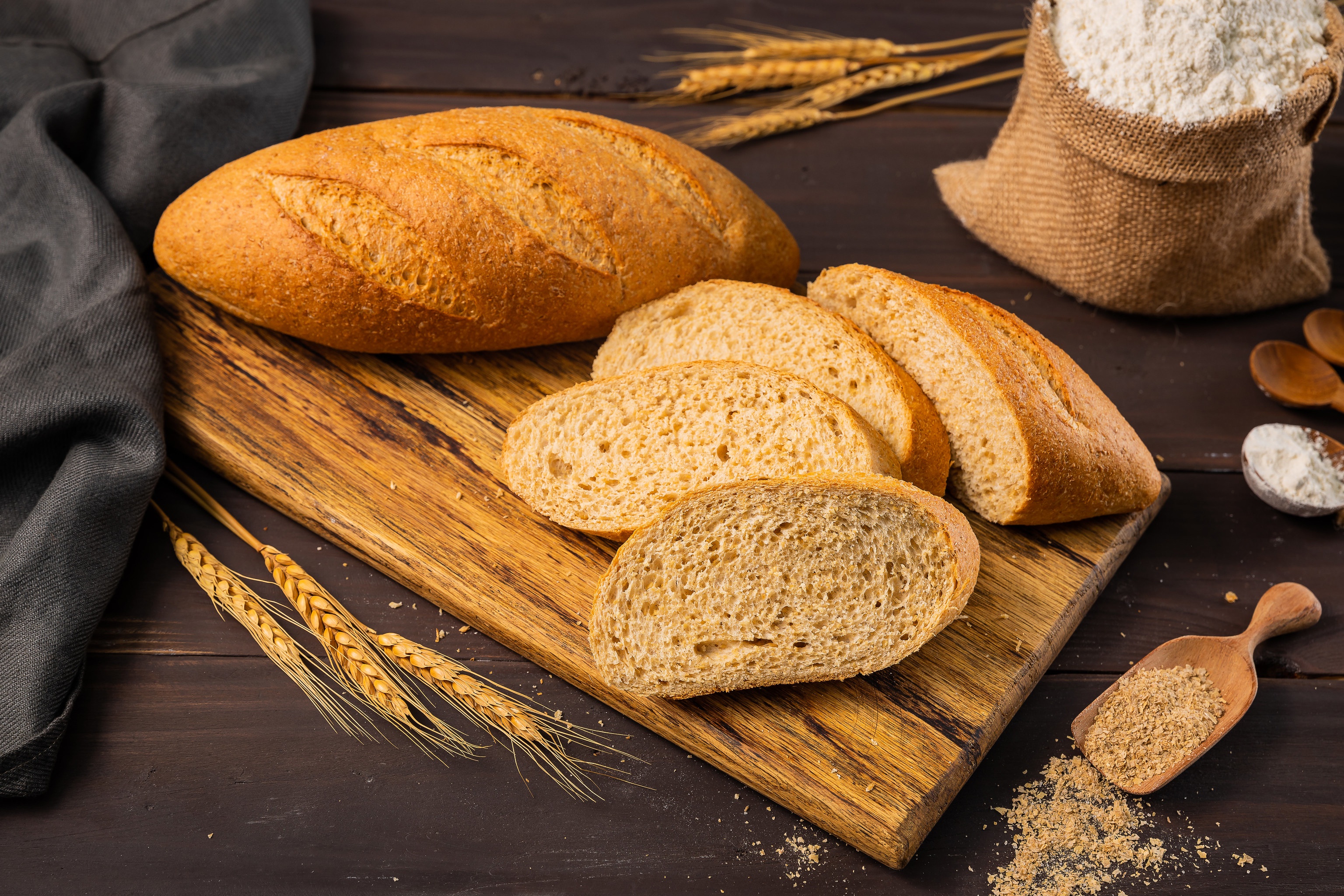 Хлеб и т д. Хлеб. Хлеб традиционный. Батон хлеба. Хлеб на столе.