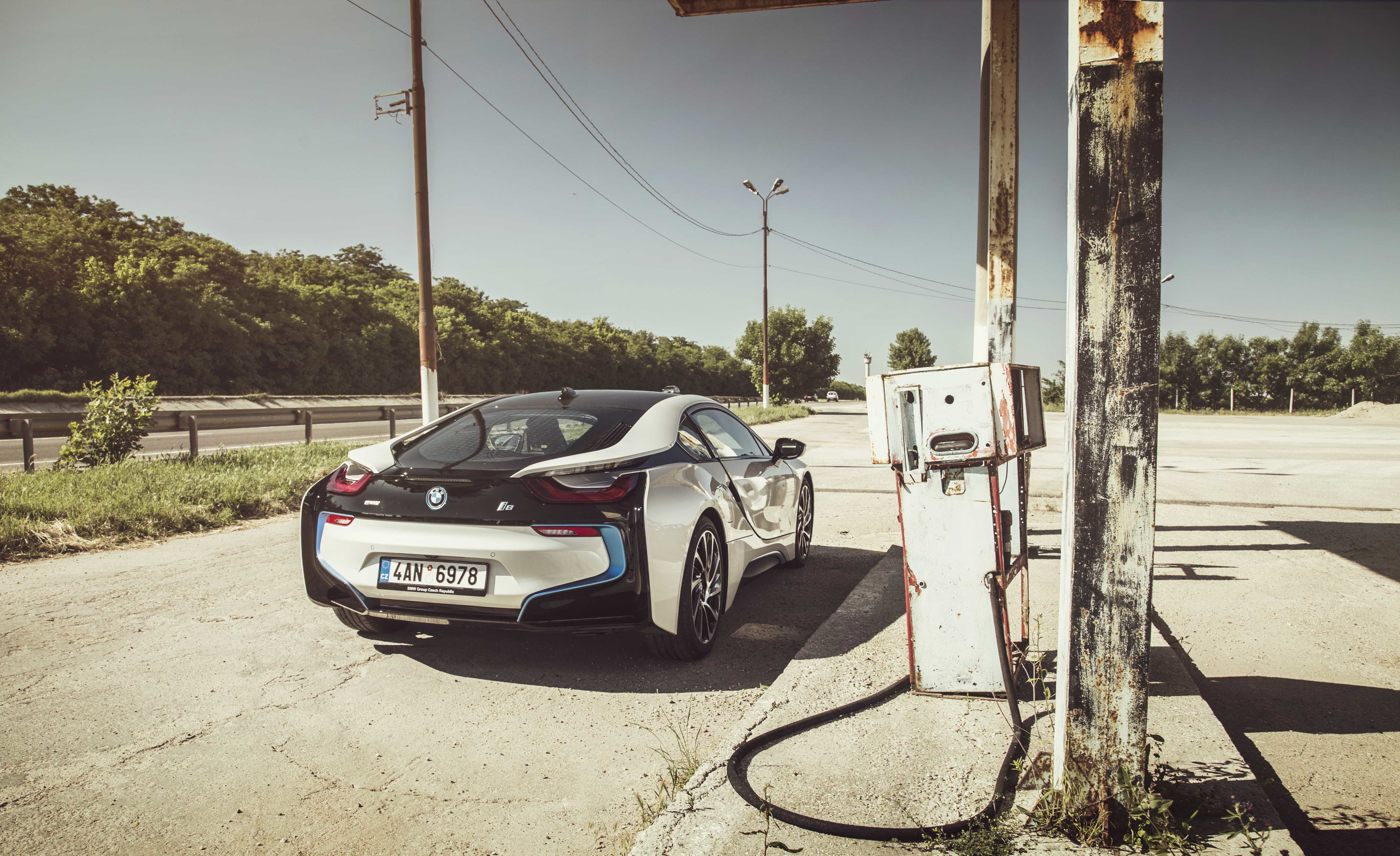 BMW i8 ночью