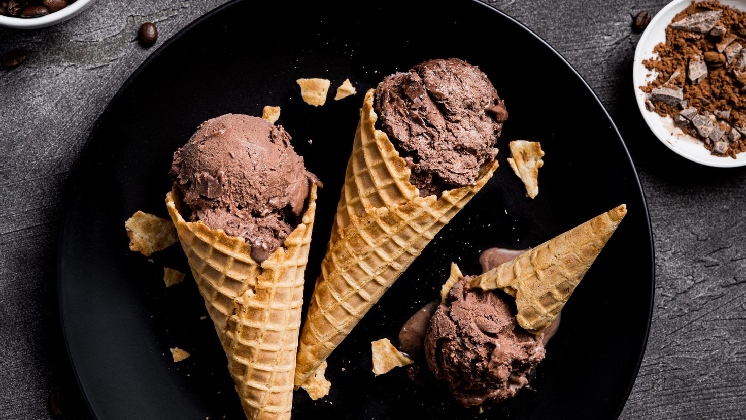 Черный кофе с мороженым 5 букв. Шоколадное мороженое джелато. Джелато мороженое в рожке. Мороженое вафельный рожок «Хрустаччо». Французское мороженое.