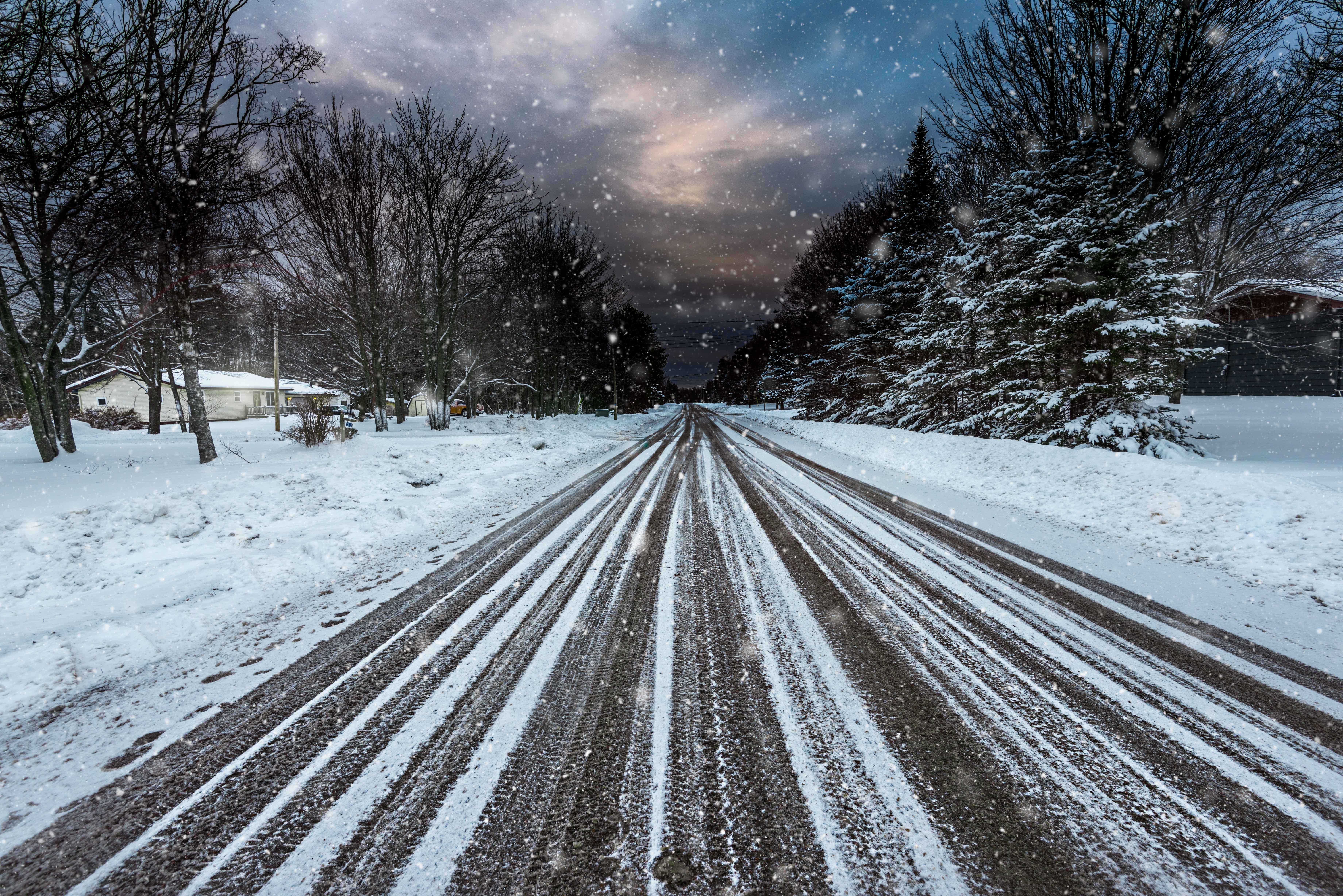 Тема зимней дороги. Заснеженная дорога. Снег на дороге. Зима дорога. Снежные дороги.