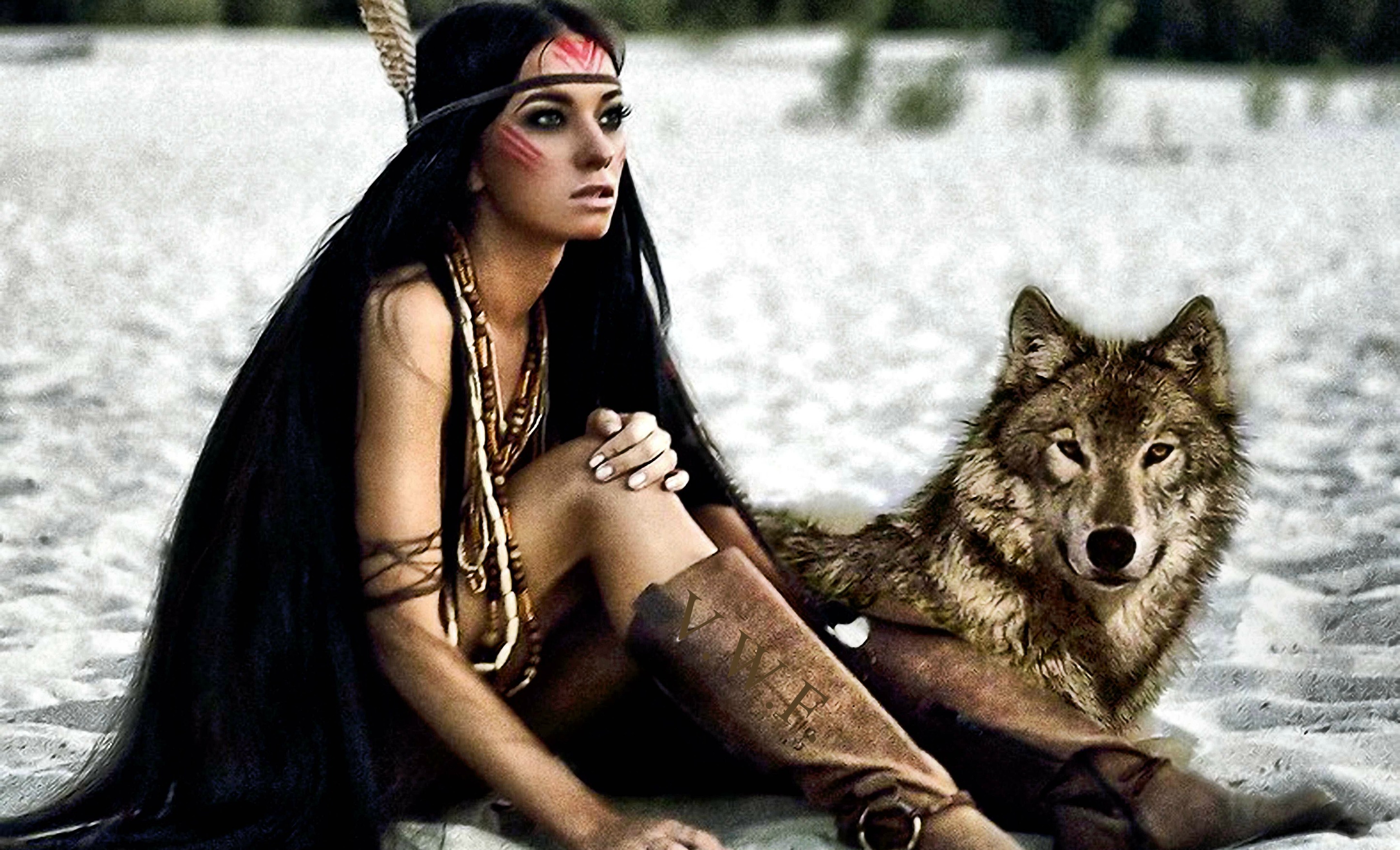 Женщина подобрала волка. Девушка с волком. Фотосессия с волком. Волчица и девушка. Красивые индейские женщины.