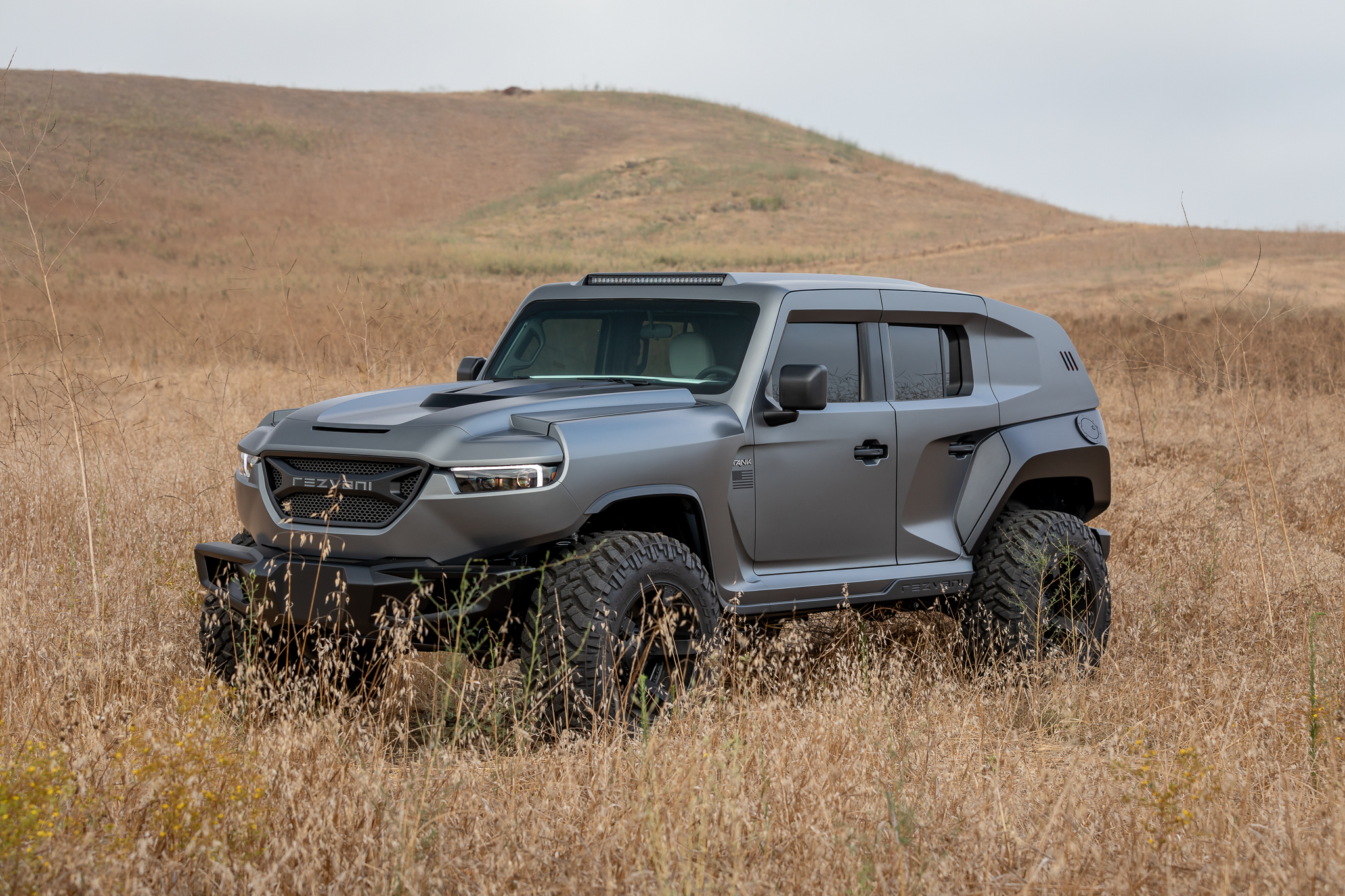 Авто танк фото. Rezvani Tank 2020. Джип Резвани танк. Танк внедорожник 2020 Резвани. УАЗ Резвани.