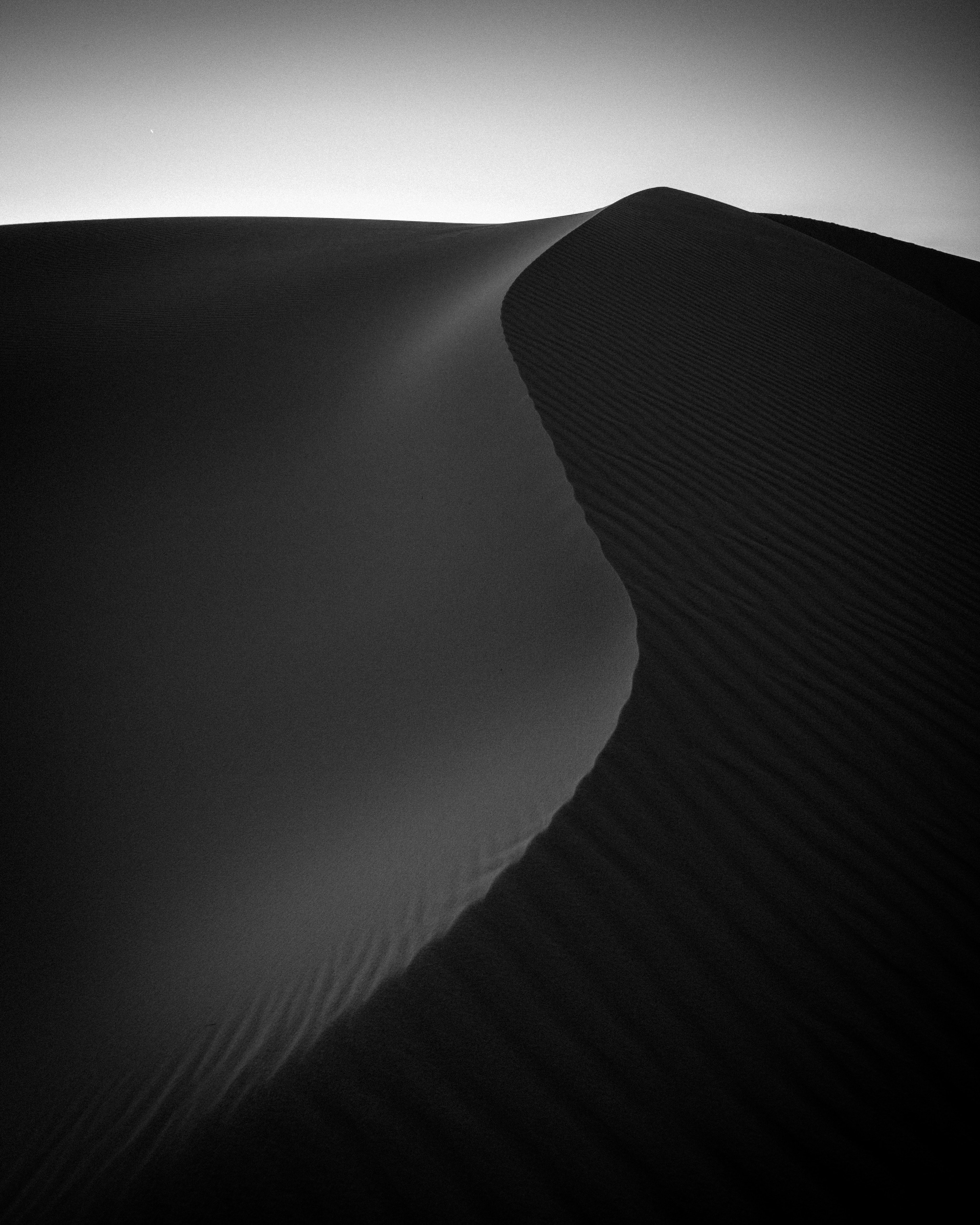 Download mobile wallpaper Chb, Links, Sand, Bw, Dunes, Desert, Minimalism for free.