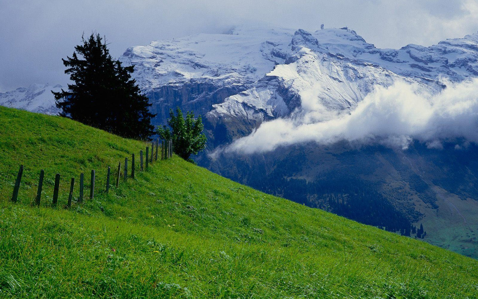 Mountain natural. Долина Лаутербруннен Швейцария. Альпийские Луга Швейцария. Талышские горы. Зеленые холмы Швейцарии.