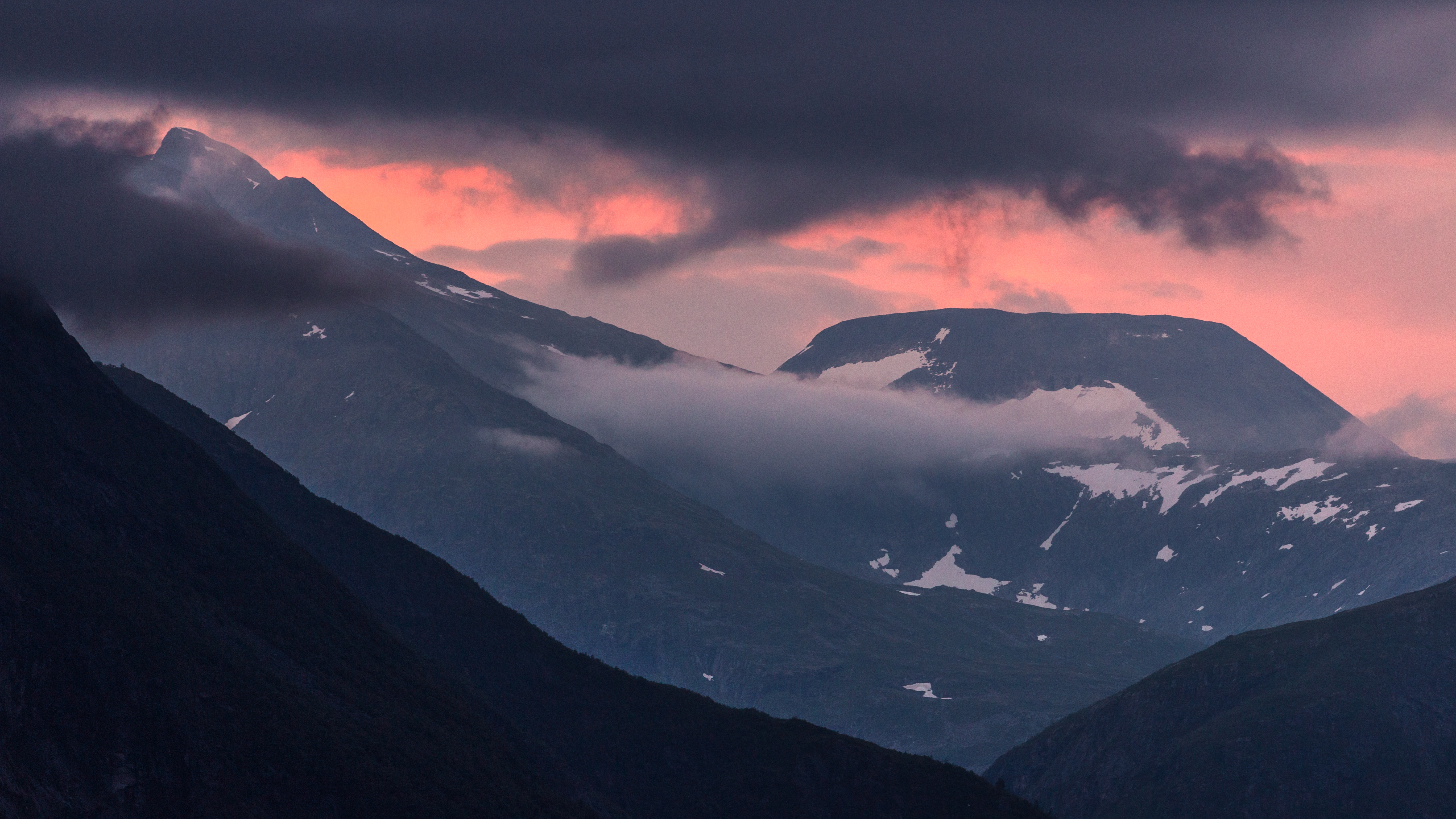 Laden Sie das Norwegen, Natur, Oberteile, Scheitelpunkt, Mountains, Clouds, Schnee-Bild kostenlos auf Ihren PC-Desktop herunter