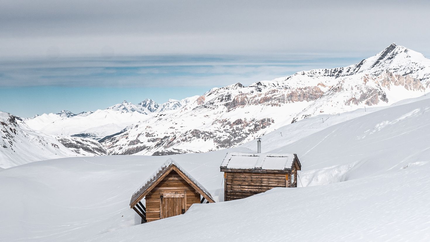 Горная дом 3. Домик в горах зимой. Снежная панорама горы и домик. Домик в снегу Эльбрус. Февраль горы домики.