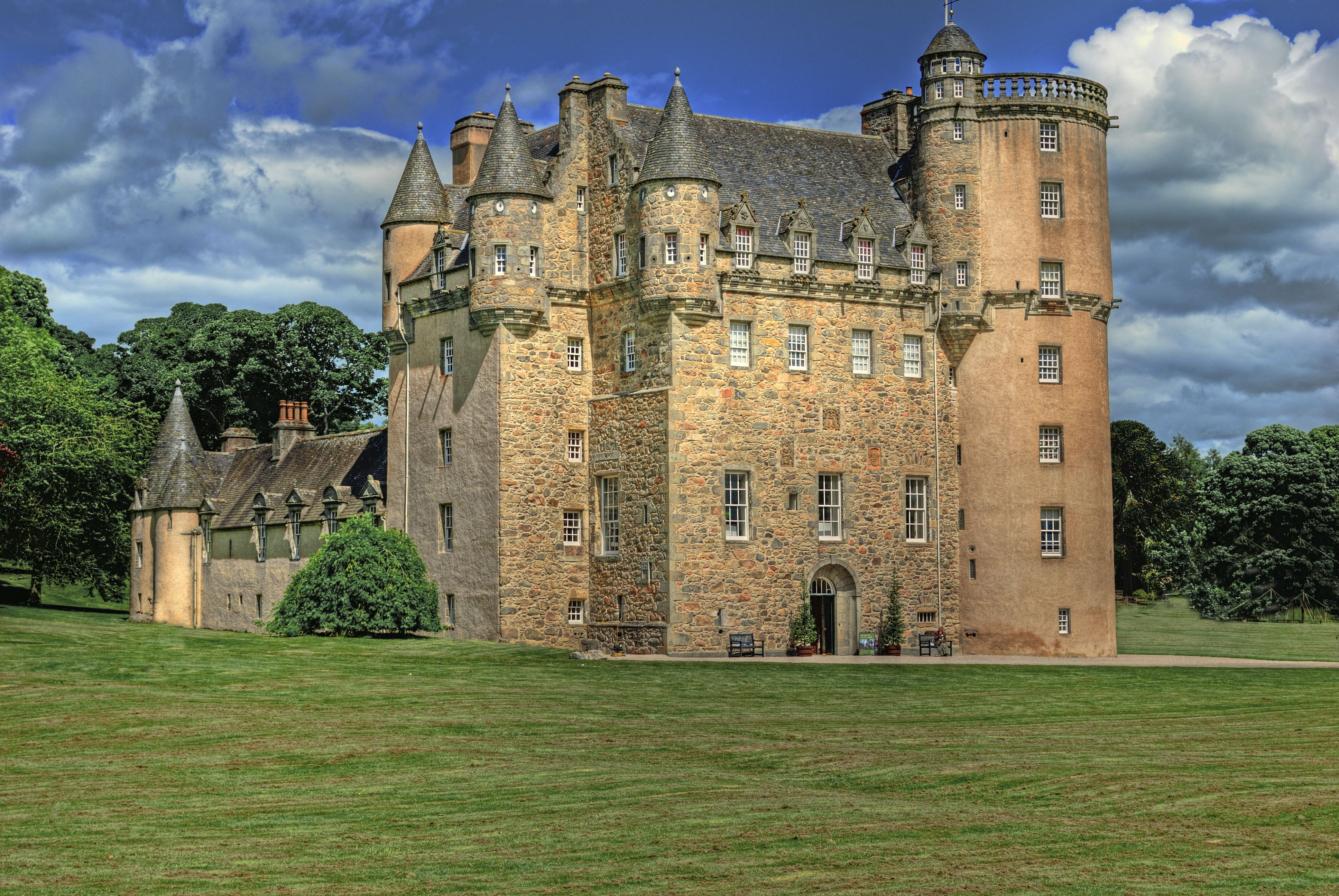 Castle замок. Фрейзер (замок, Шотландия). Абердиншир замок Фрейзер. Шотландия достопримечательности замок Castle Fraser. Замок Эмброуз Шотландия.