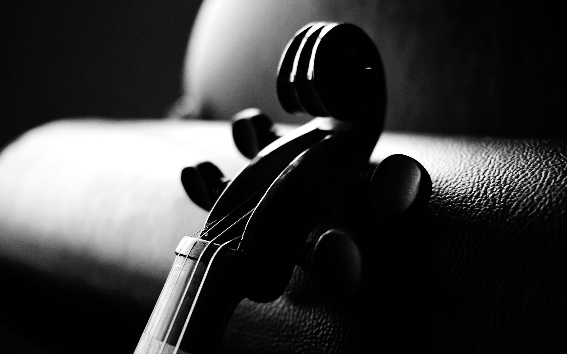 Музыкальный стол в черно белом