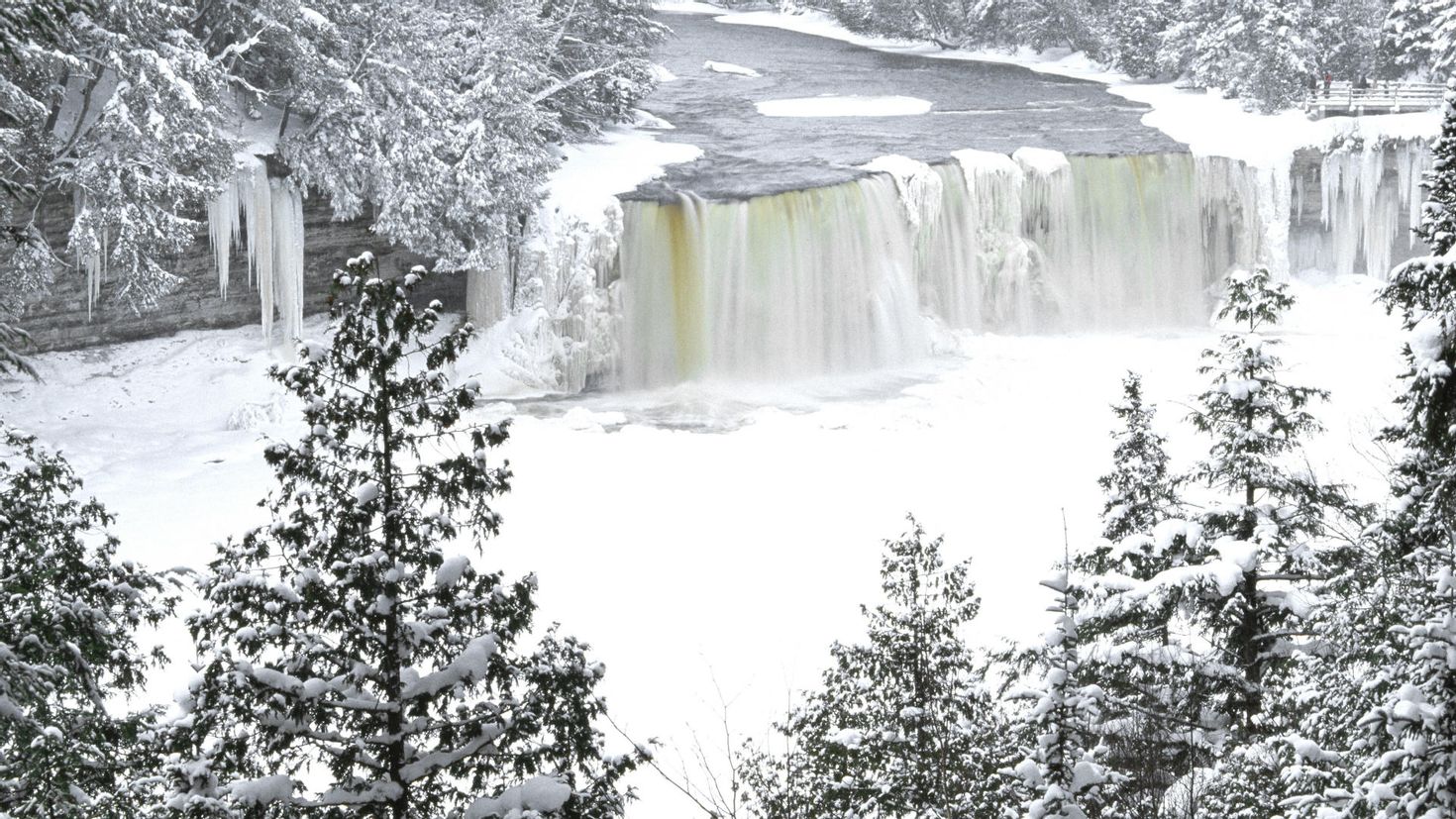 Зима фото водопад. Зимний водопад. Снежный водопад. Ледяной водопад. Красивый водопад зимой.