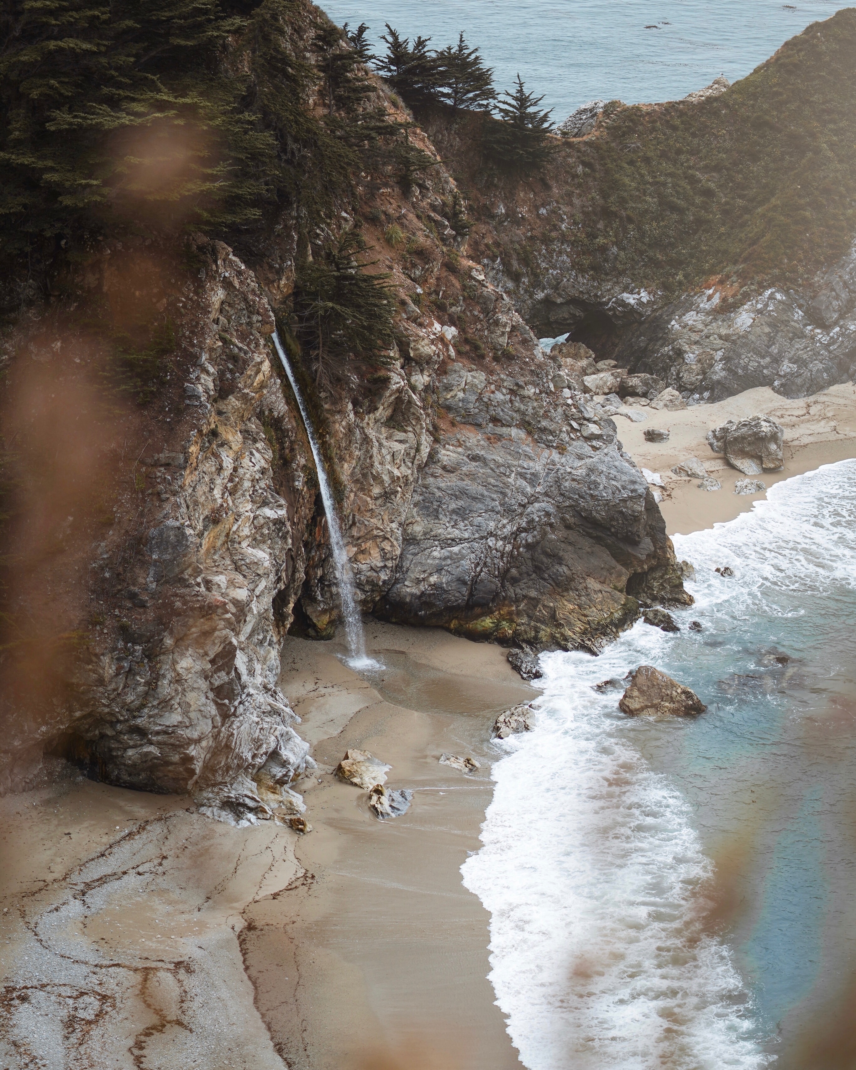 68124 Hintergrundbild herunterladen natur, sea, strand, felsen, die steine, küste, wasserfall - Bildschirmschoner und Bilder kostenlos