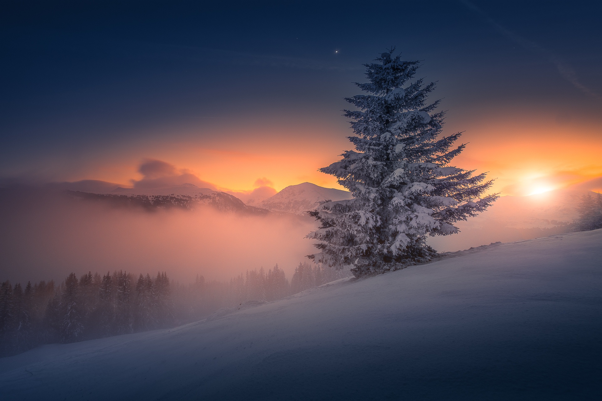 Зимние горы в тумане солнце