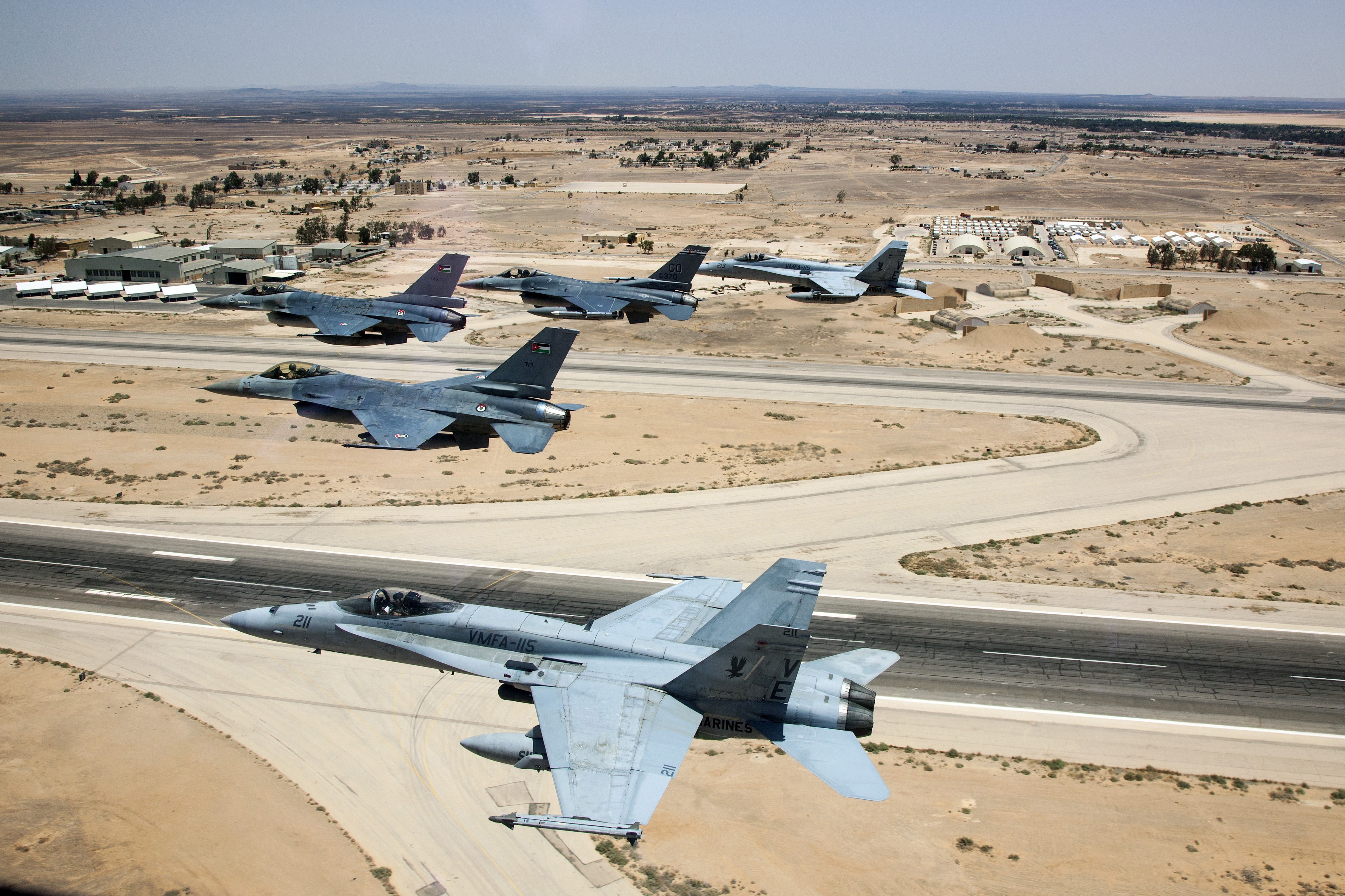 Самолет ирак. Авиабаза США Фалькон. F 15 В Ираке. Маннас США авиабаза. ВВС США авиабаза.