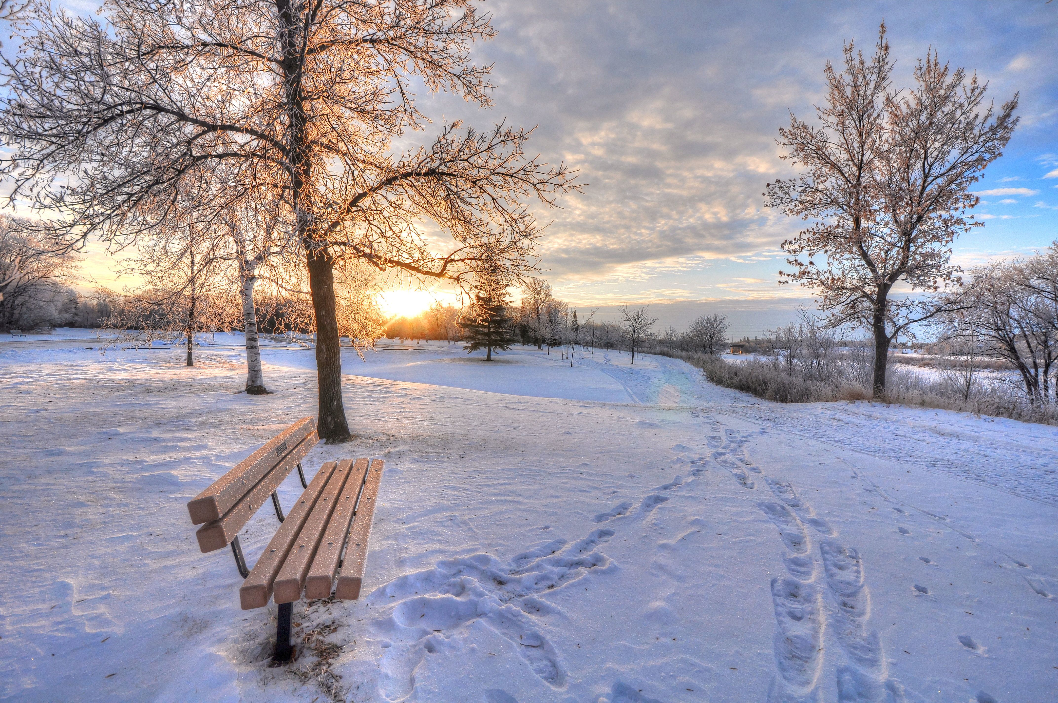 143326 Hintergrundbild herunterladen schnee, winter, natur, morgendämmerung, bank, spuren - Bildschirmschoner und Bilder kostenlos