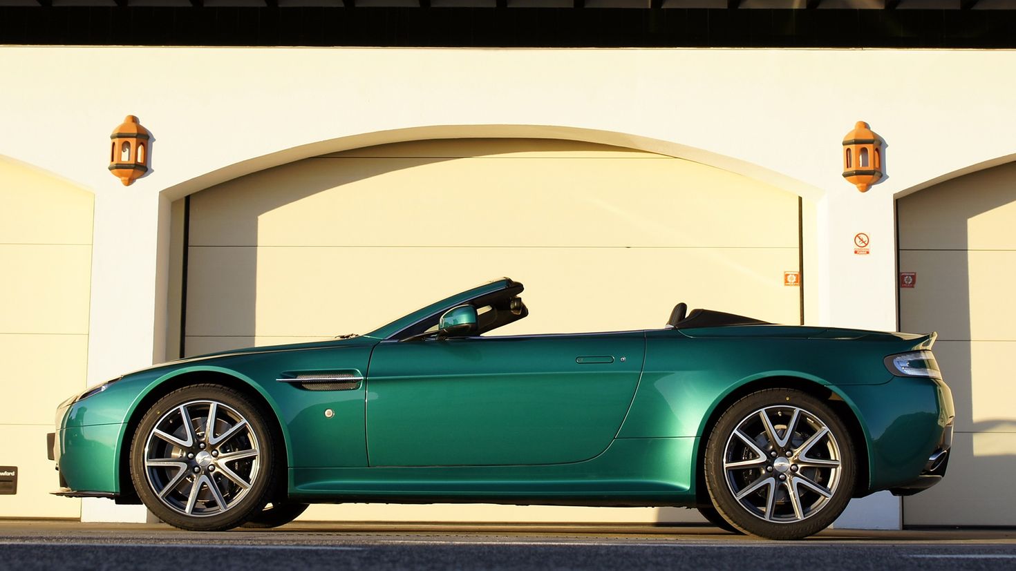 Aston Martin v8 Vantage 2011