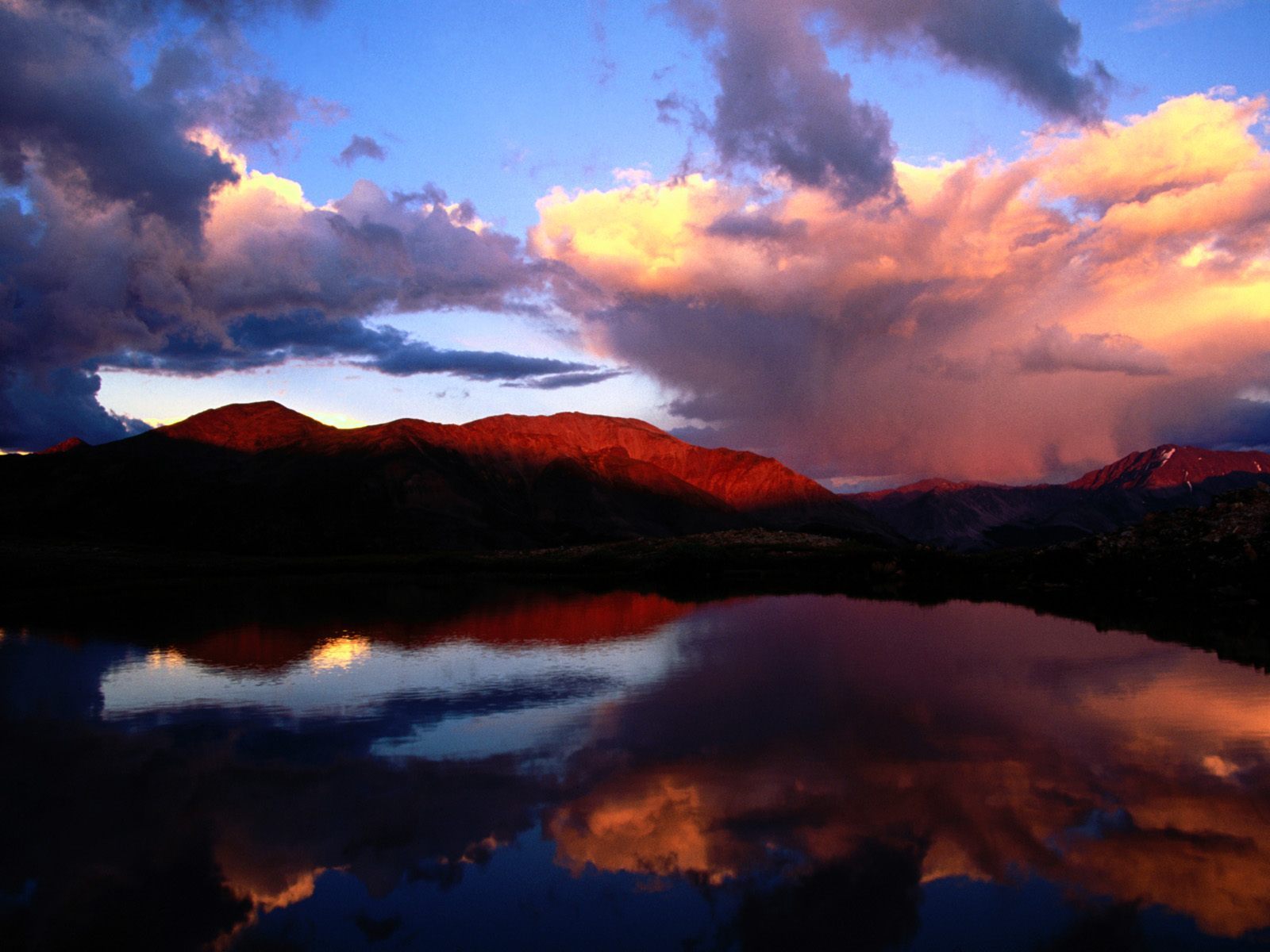 Handy-Wallpaper Sunset, Mountains, Clouds, Wasser, Sky, Landschaft kostenlos herunterladen.