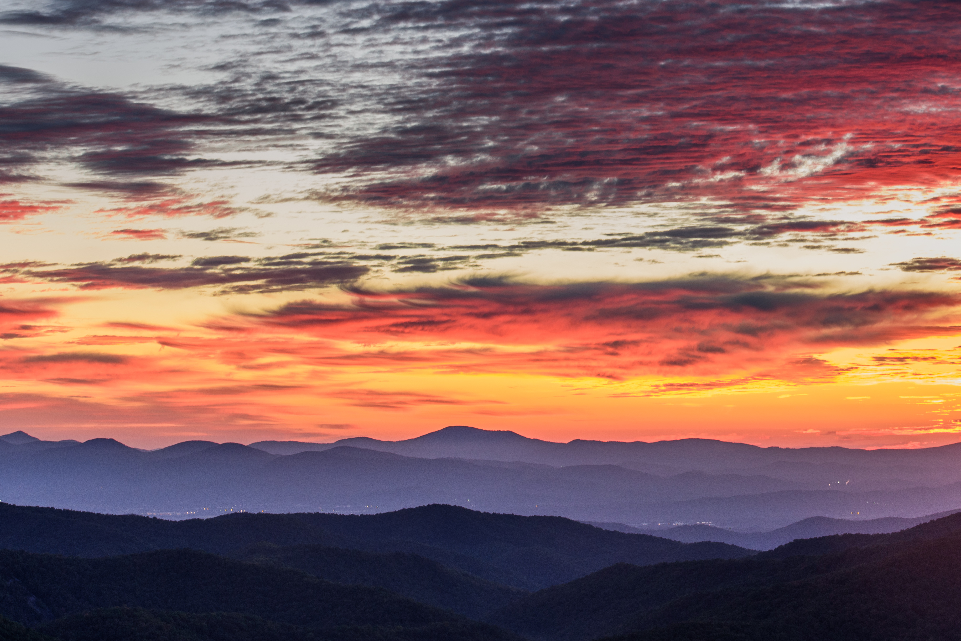 Mountains sunset. Горы закат туман. Закат в горах. Закат за горами. Фон горы закат.