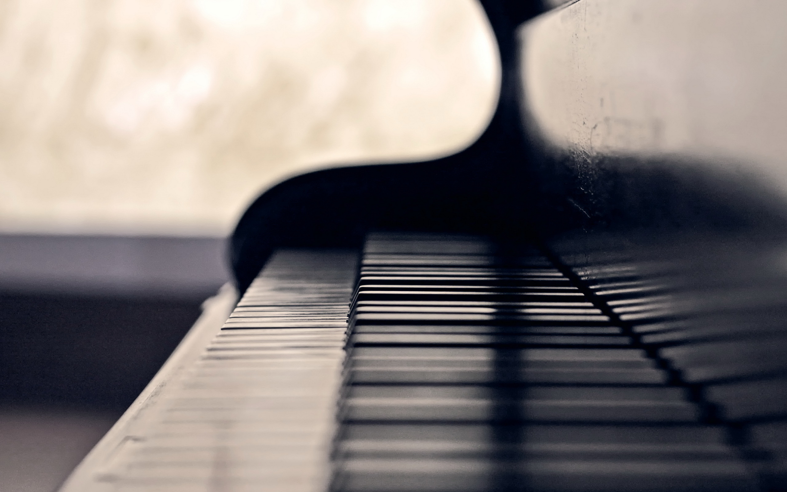 Пианино на красивом фоне