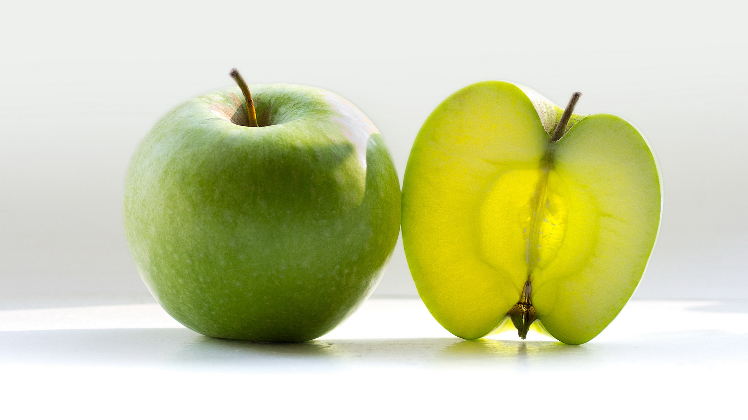 Зеленые яблоки на столе