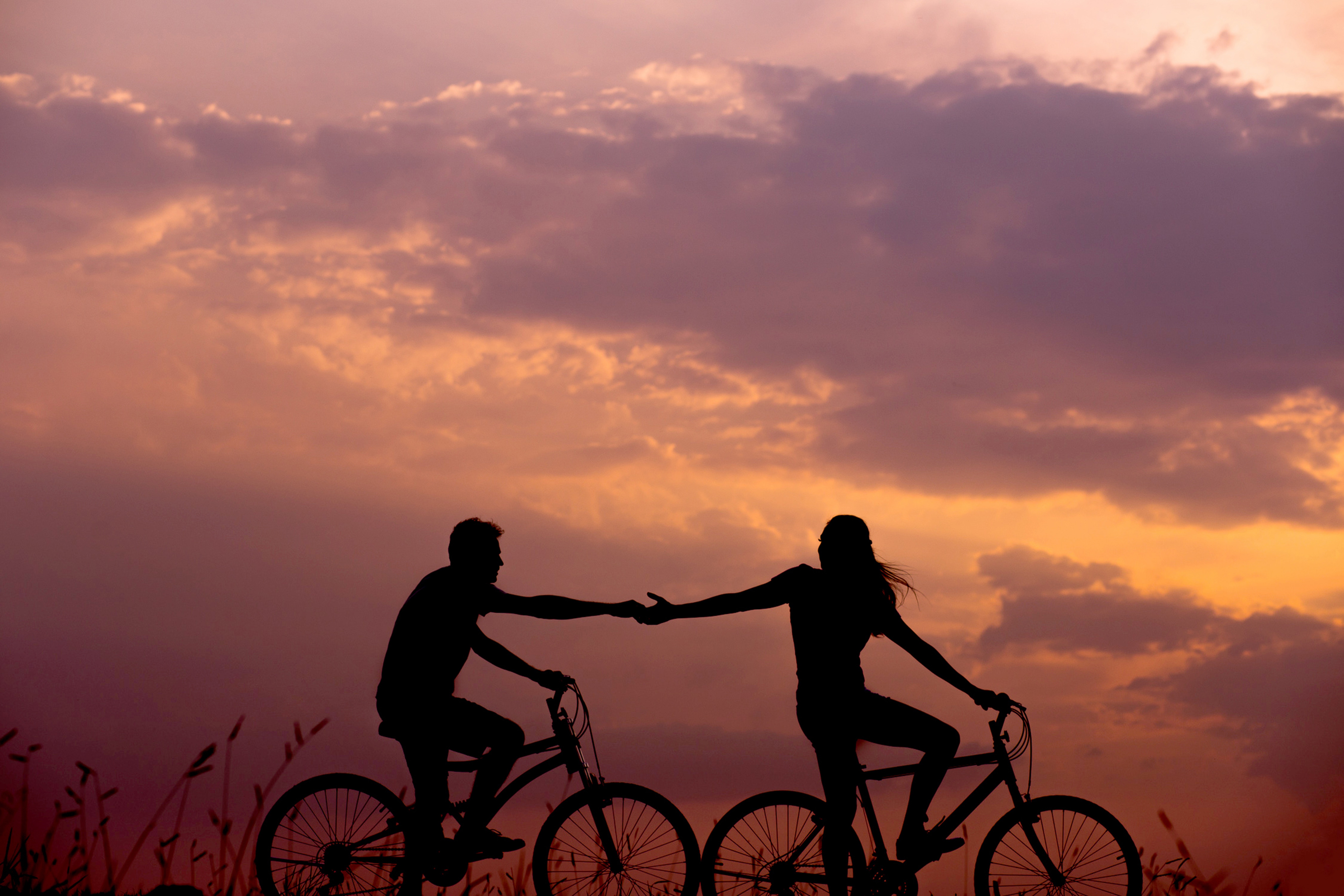 Мужчина и женщина на велосипеде