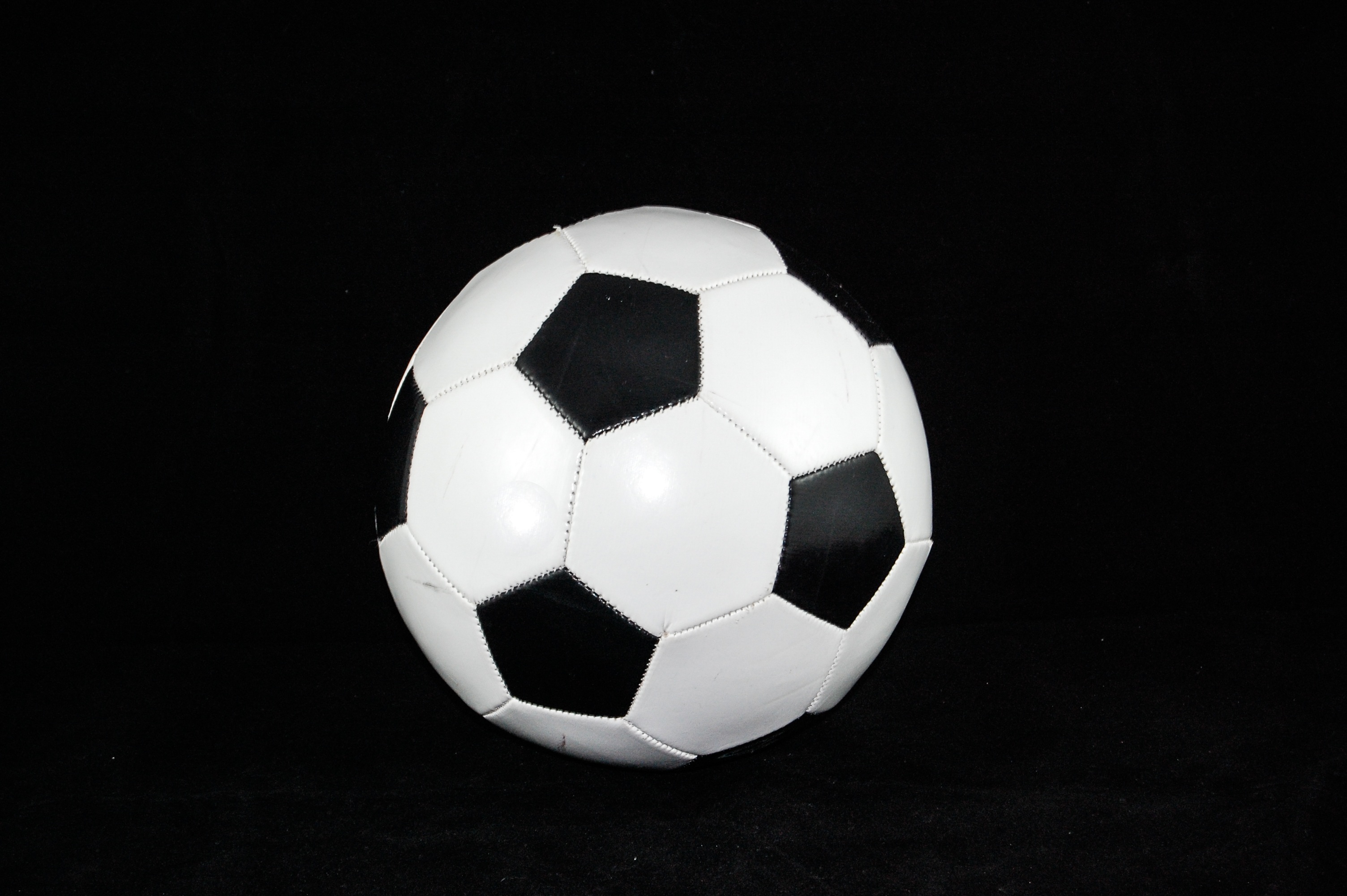 138701 descargar fondo de pantalla balón de fútbol, bw, fútbol, deportes, chb: protectores de pantalla e imágenes gratis