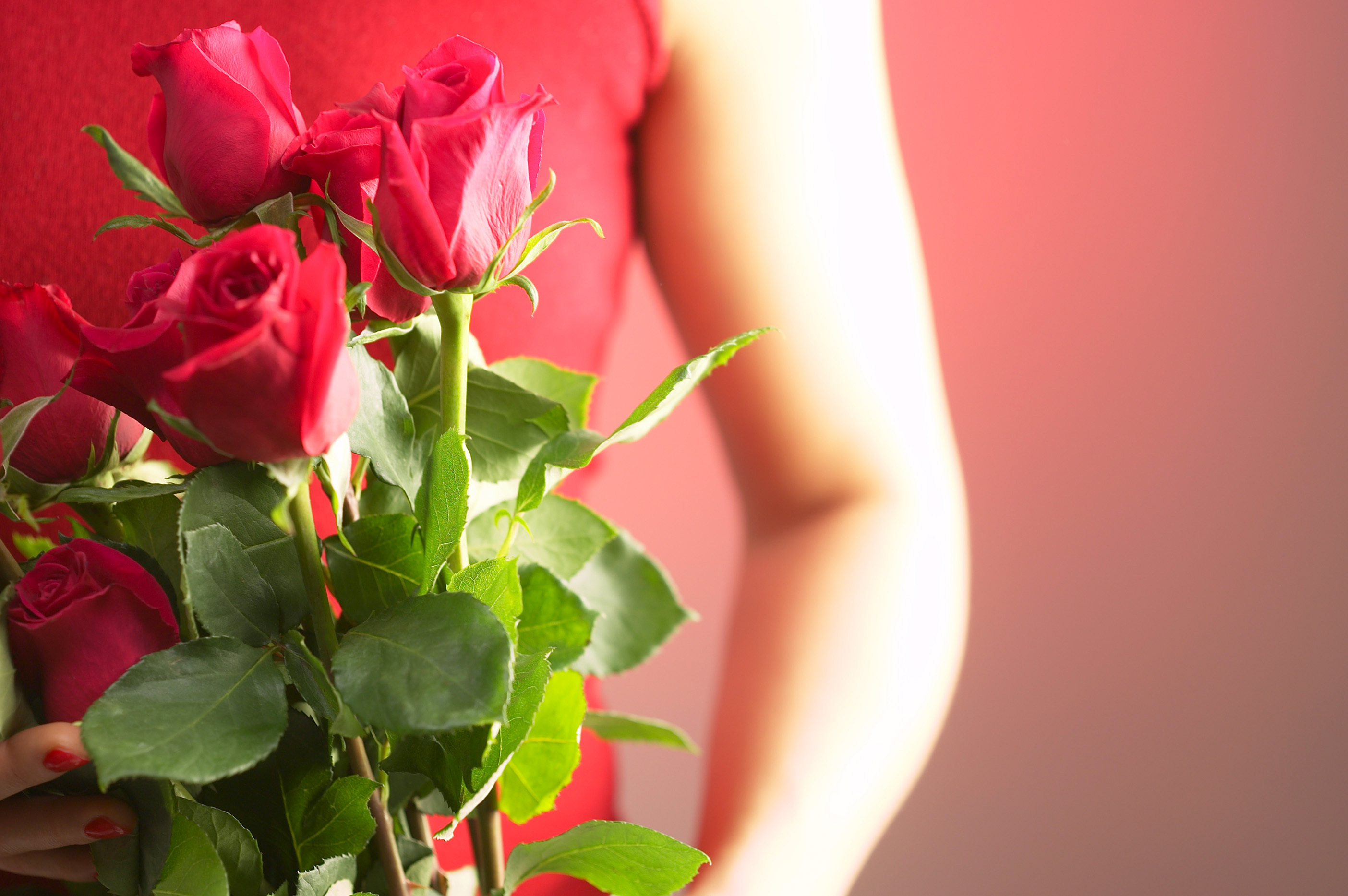 Розы красивые женщины. Девушка с цветком. Роза в руке. Цветочки для девушки. Женщина с розами.