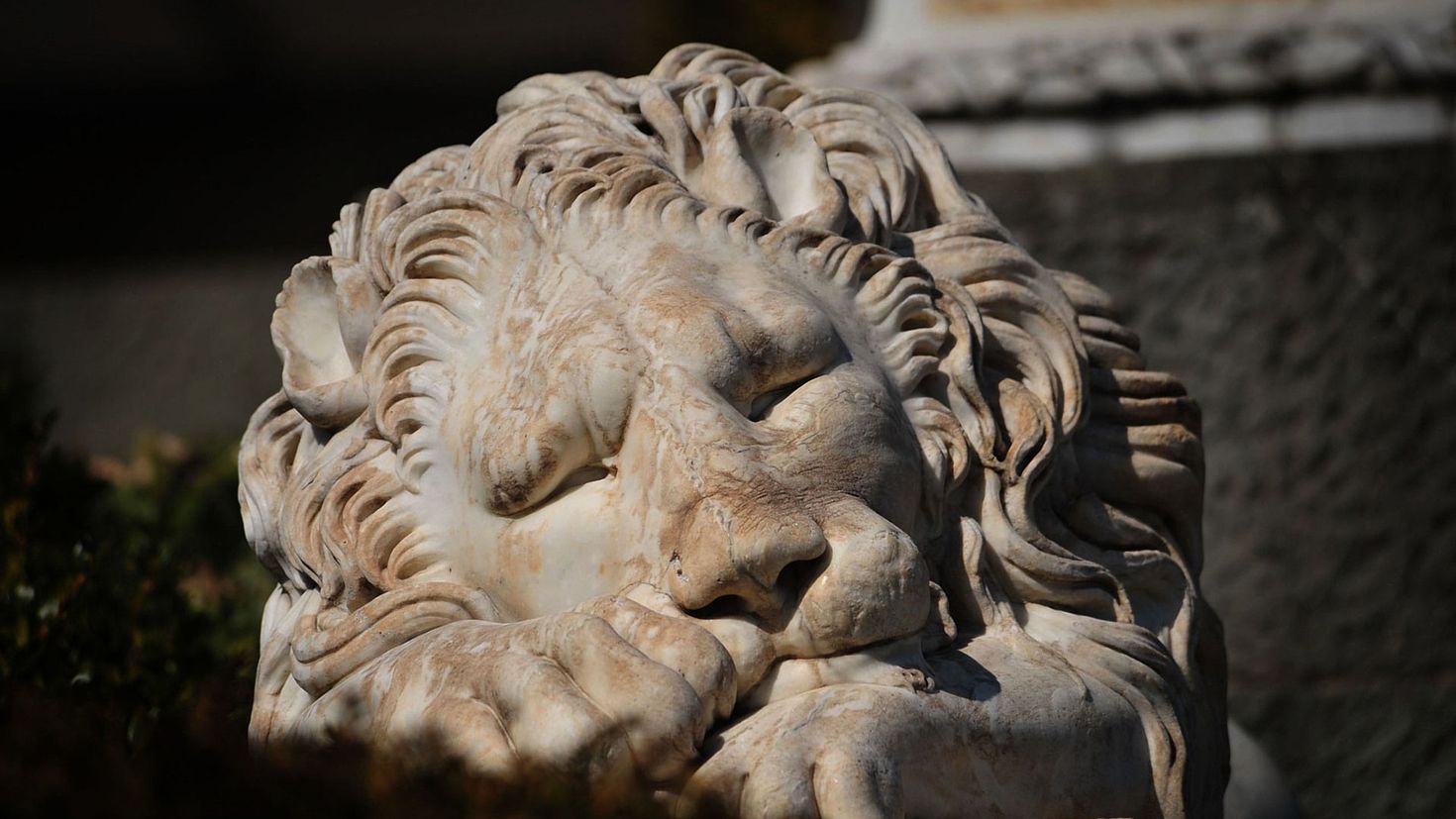Скульптура спящего Льва Воронцовского