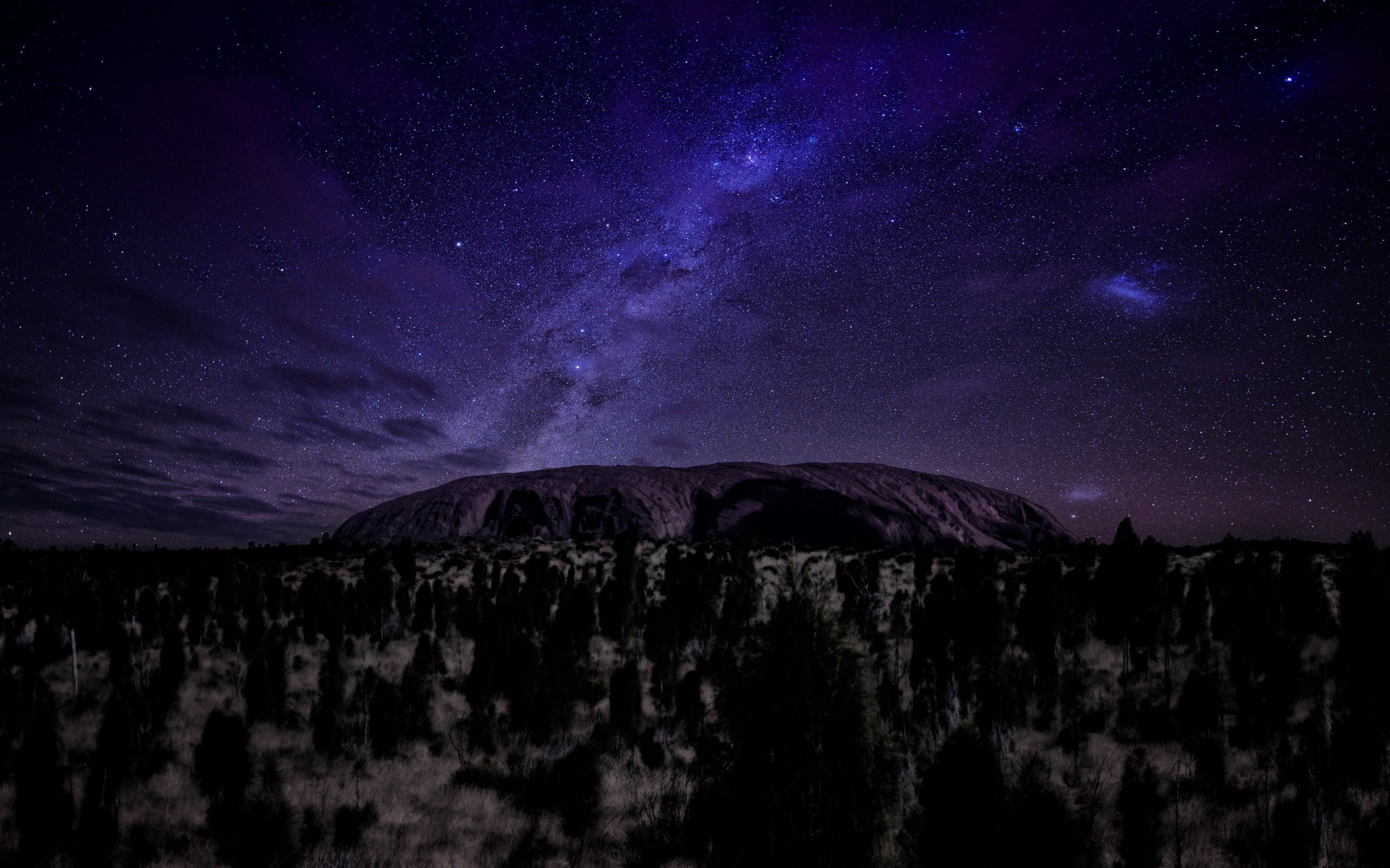 Ночное звездное небо на фоне гор