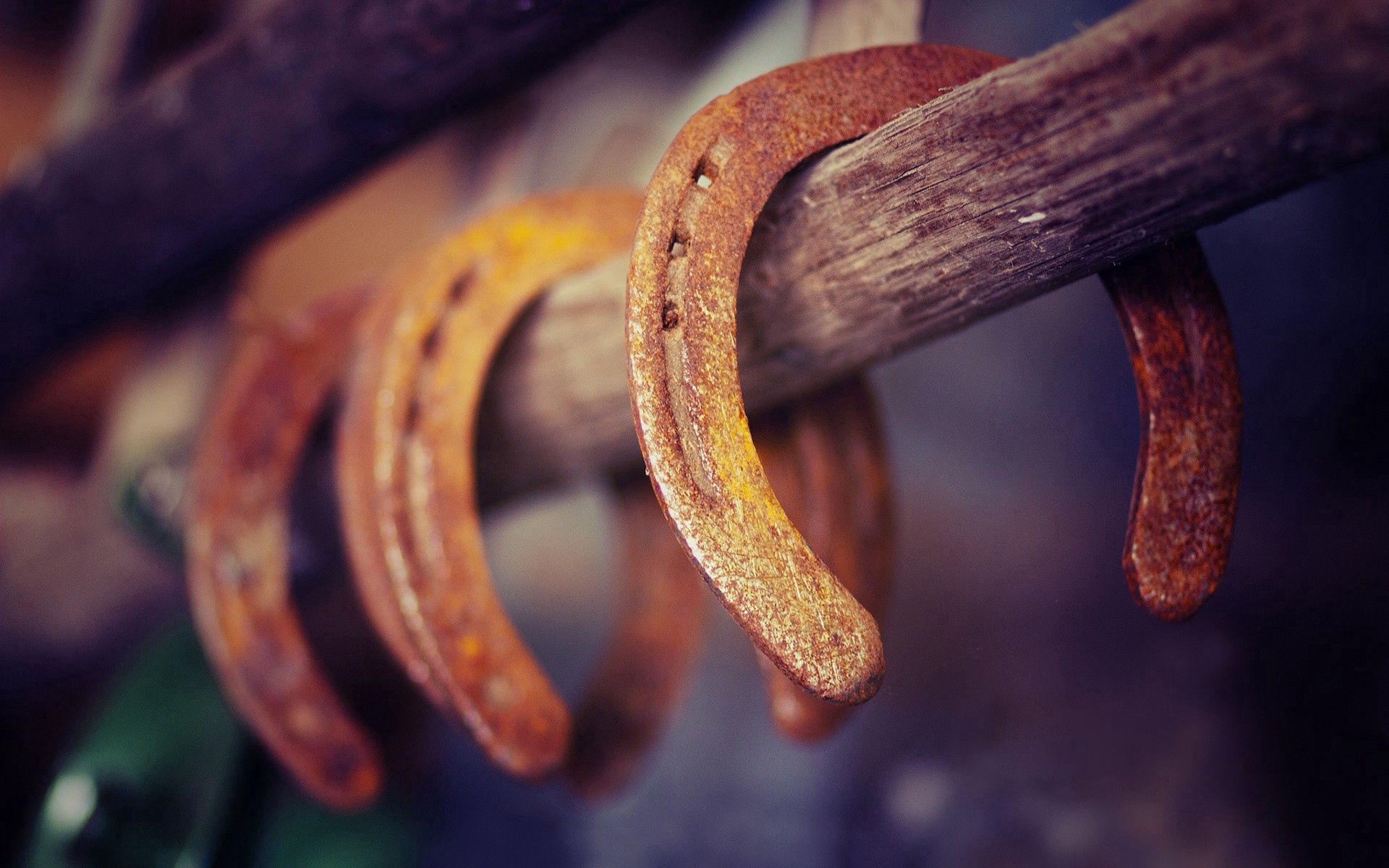 Download mobile wallpaper Horseshoe, Rust, Miscellanea, Miscellaneous, Background for free.