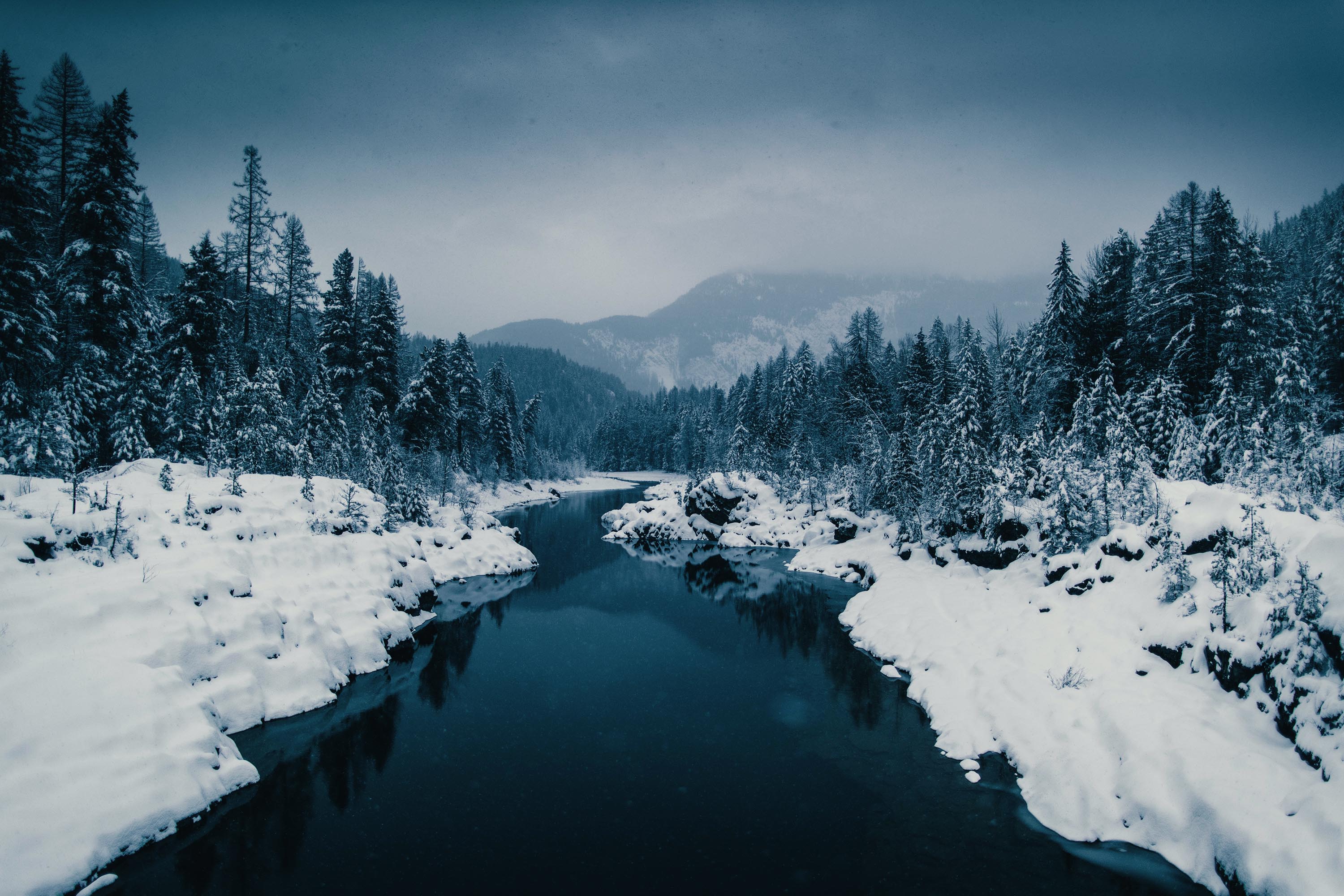 Река зимой