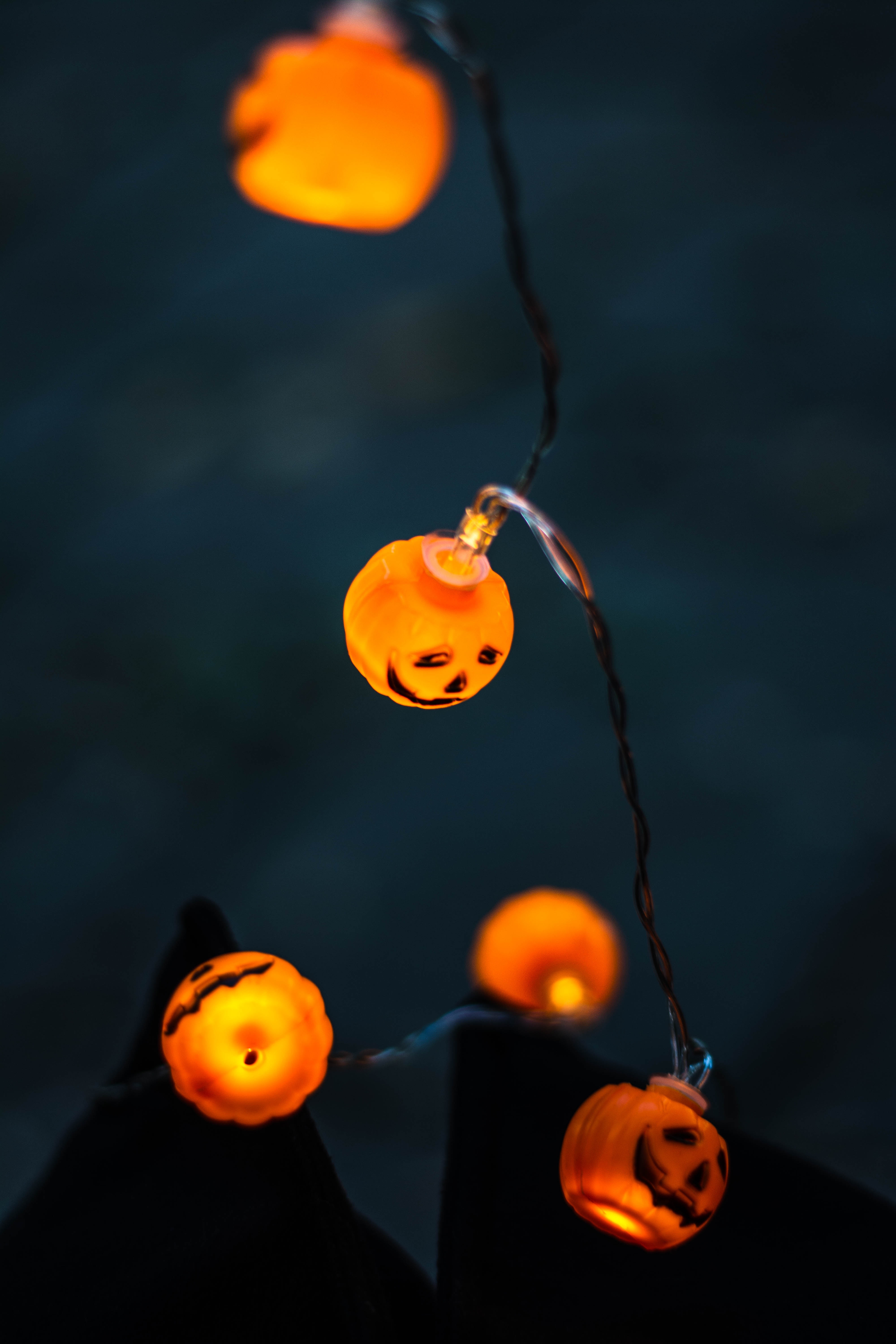 Download mobile wallpaper Halloween, Illumination, Garlands, Garland, Light Bulbs, Lighting, Pumpkin, Dark for free.