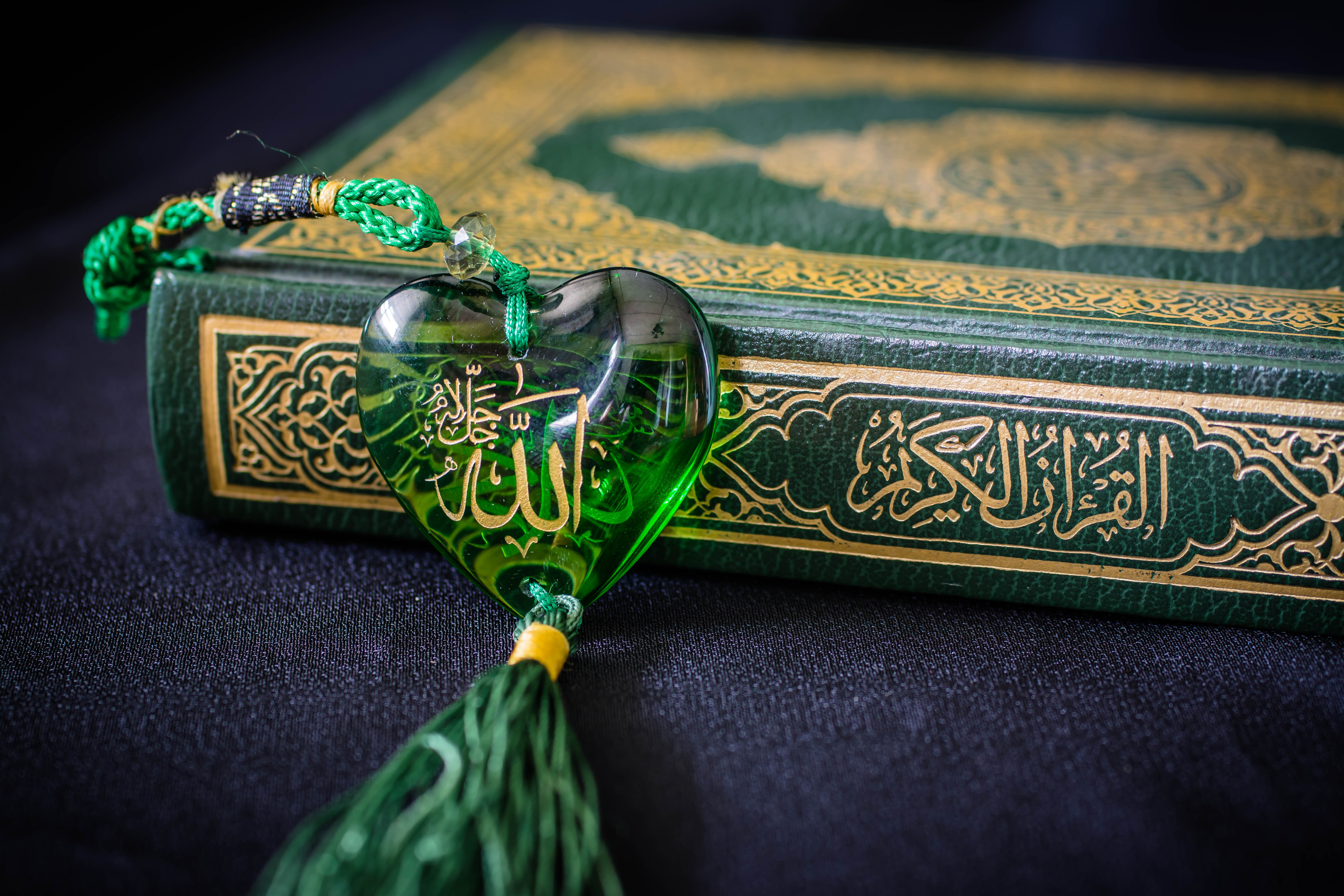 Коран зеленого цвета