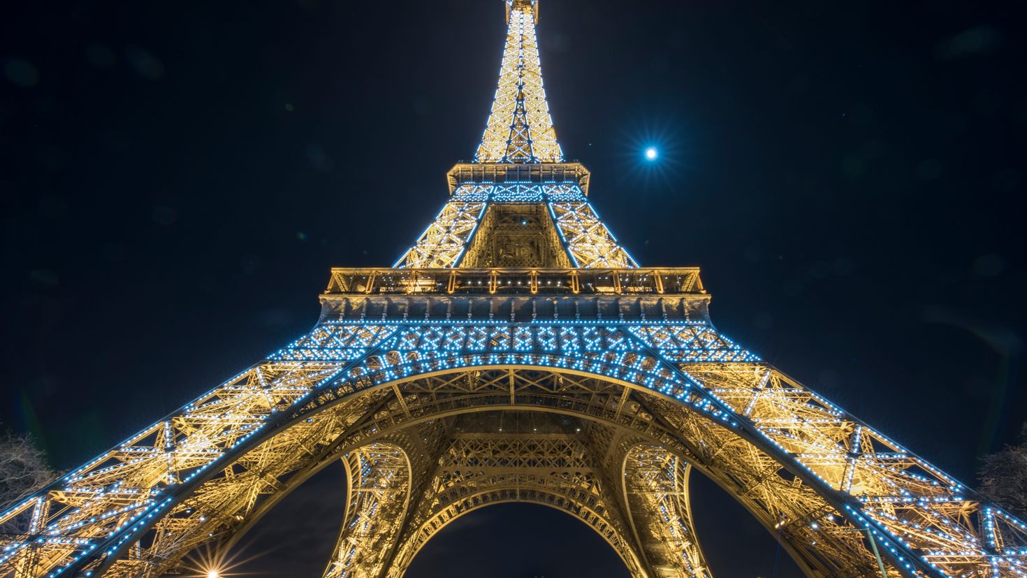 Эйфелева башня в Париже с подсветкой