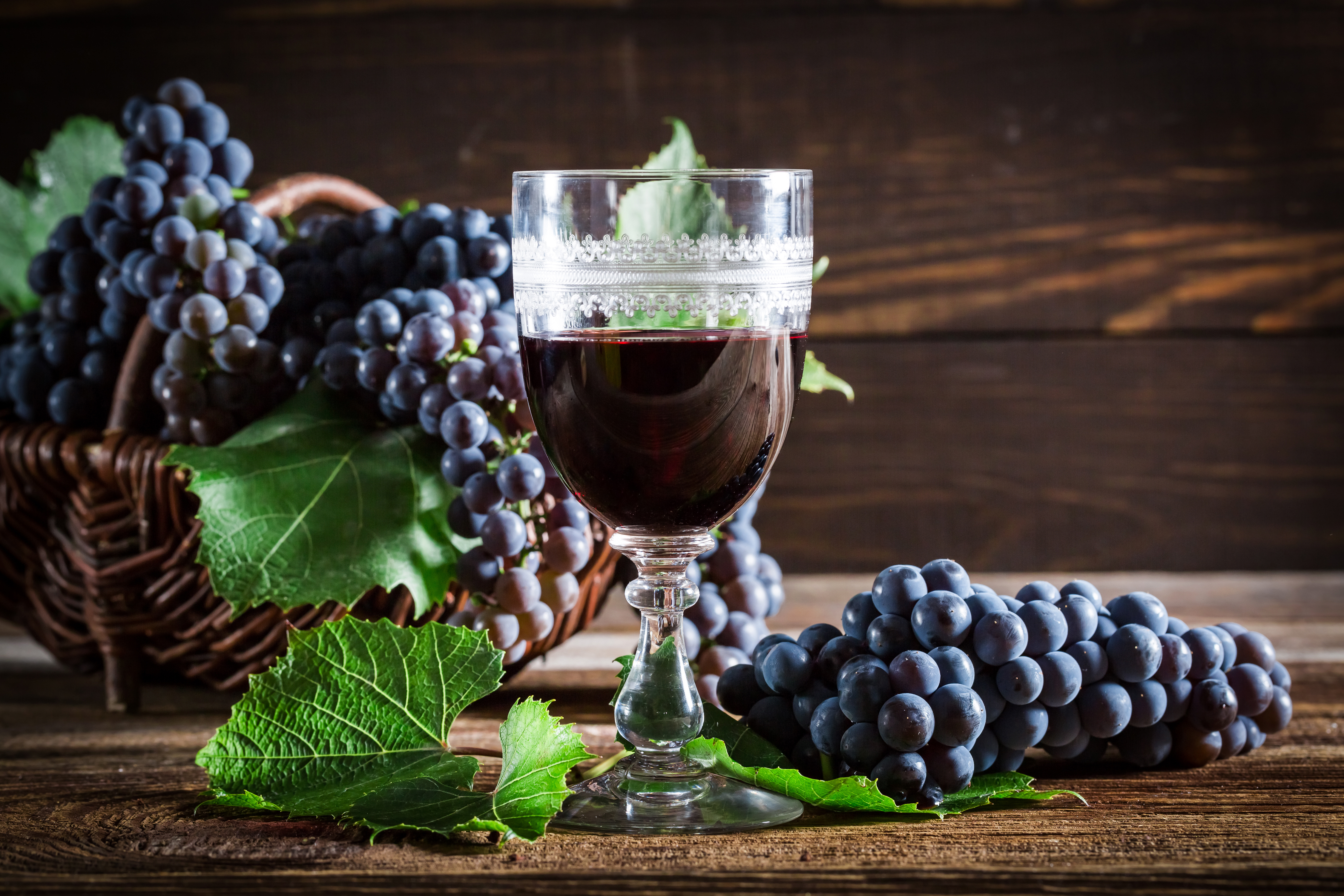 виноград и вино на столе