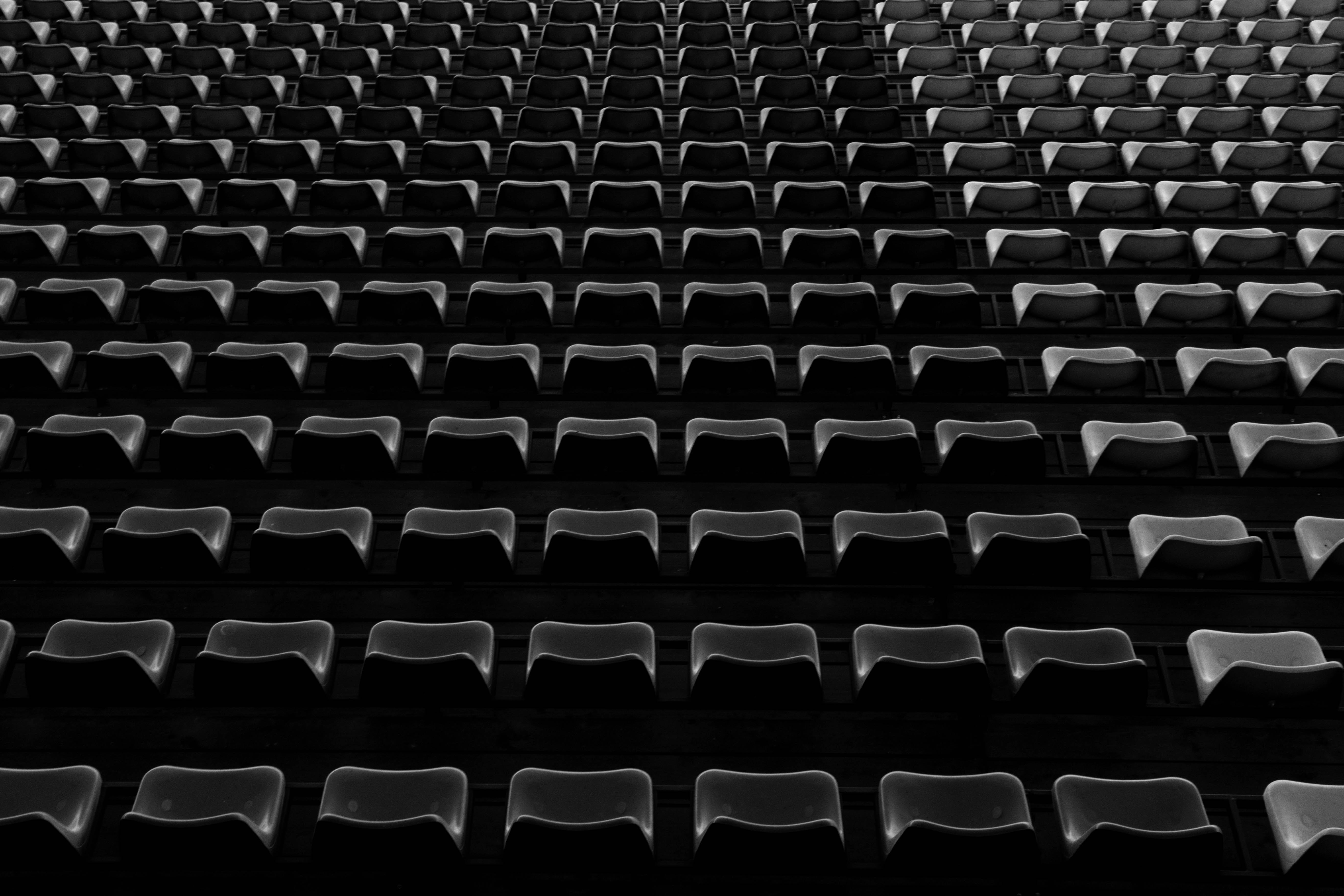 118850 Bild herunterladen schwarz, schwarz und weiß, schwarz weiß, sitzplätze, tribun, tribune, sitze - Hintergrundbilder und Bildschirmschoner kostenlos