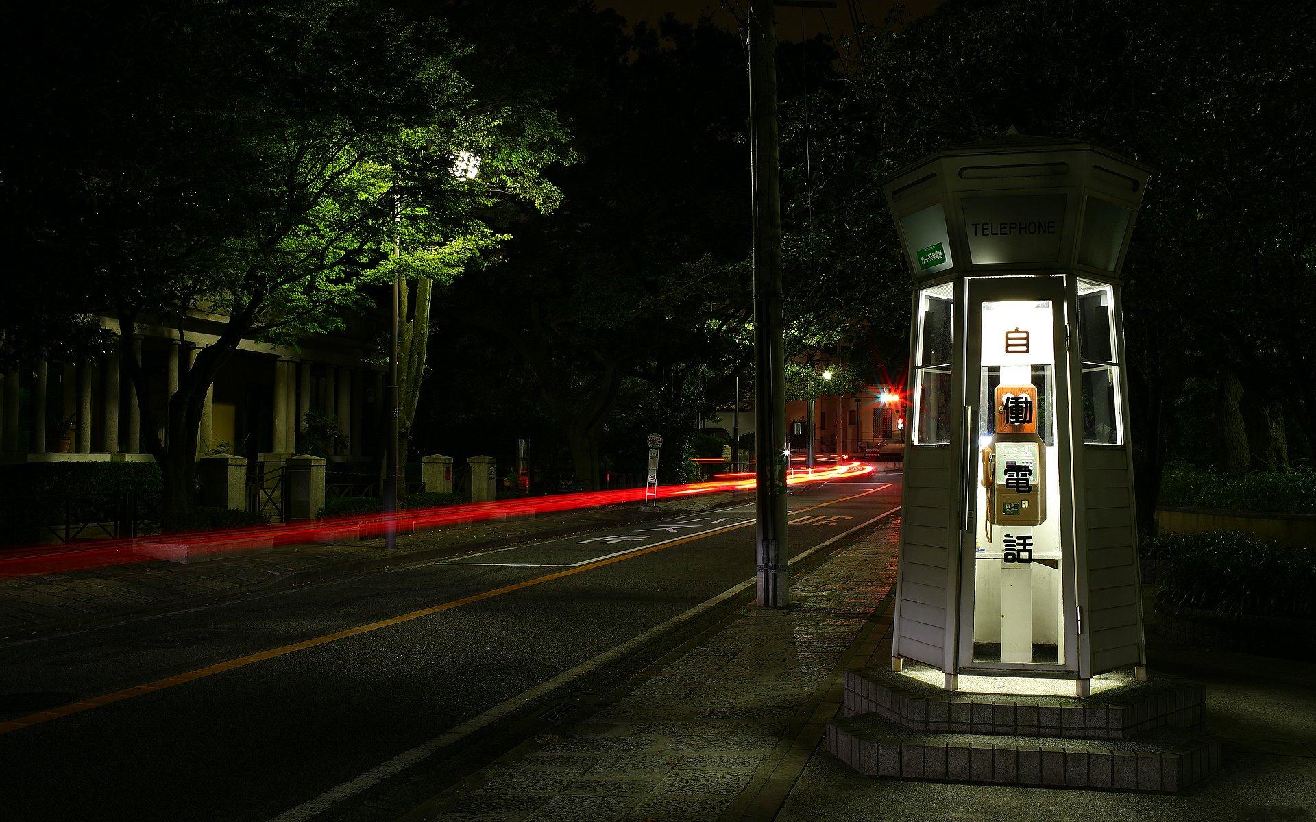 Телефон по улице и дому. Телефонная будка. Уличный телефон. Телефонная будка ночью. Телефонная будка на улице.