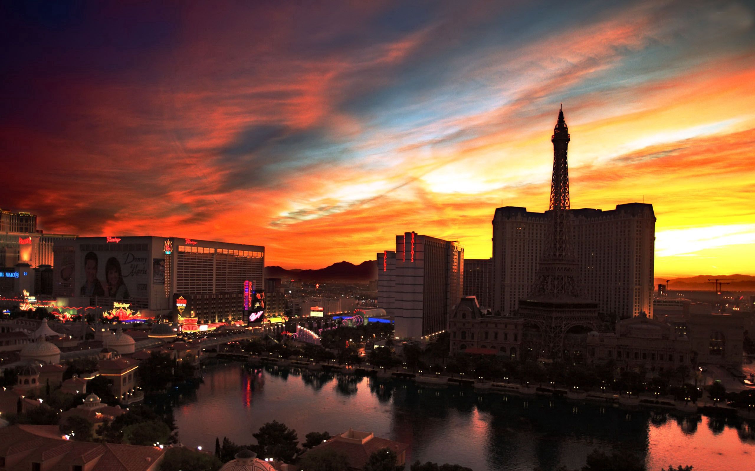 Скачать картинку Здания, Река, Города, Ночь, Лас Вегас (Las Vegas) в телефон бесплатно.