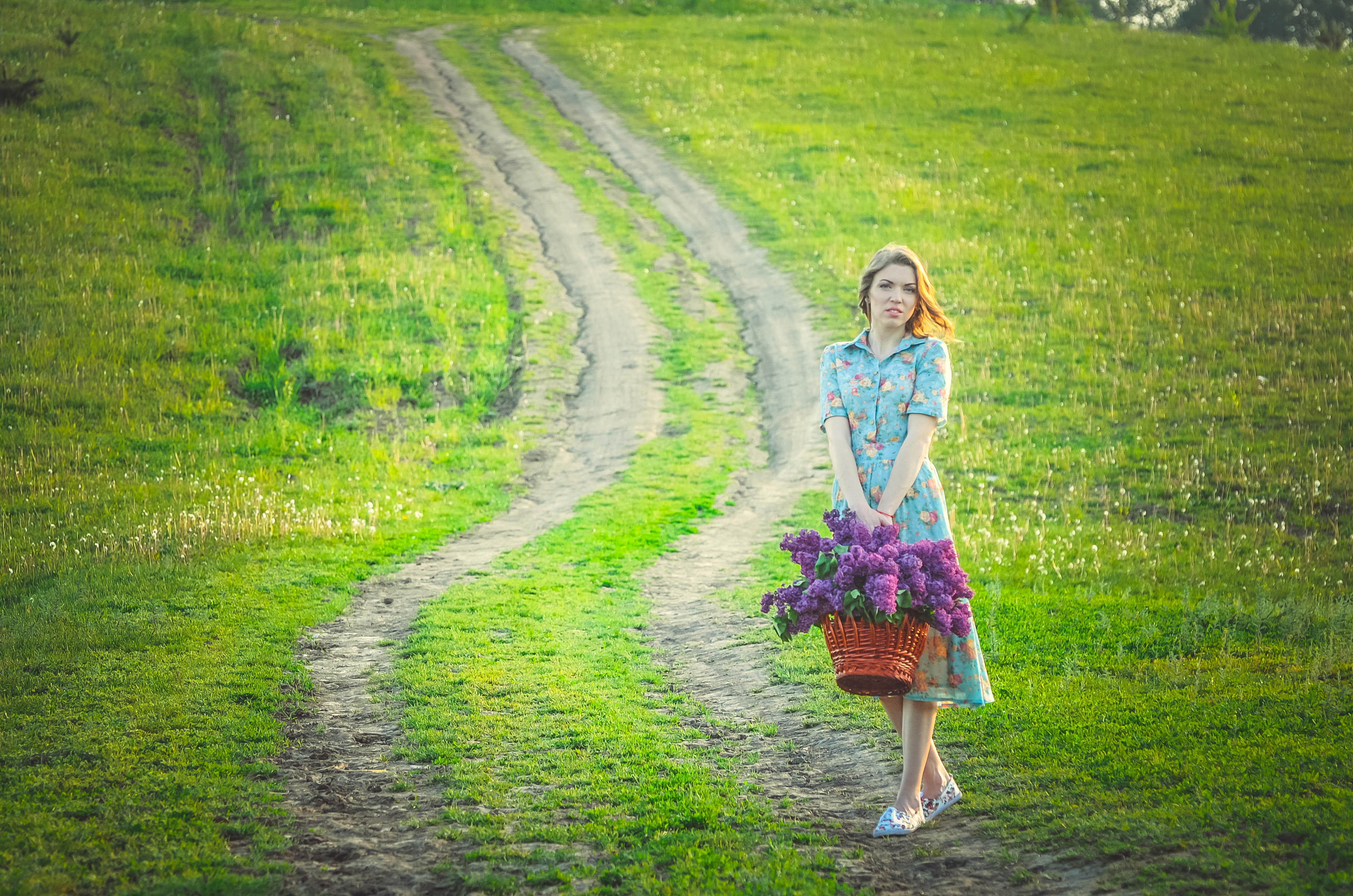 Лето манит. Весенняя девушка. Девушка в поле. Девушка идет.