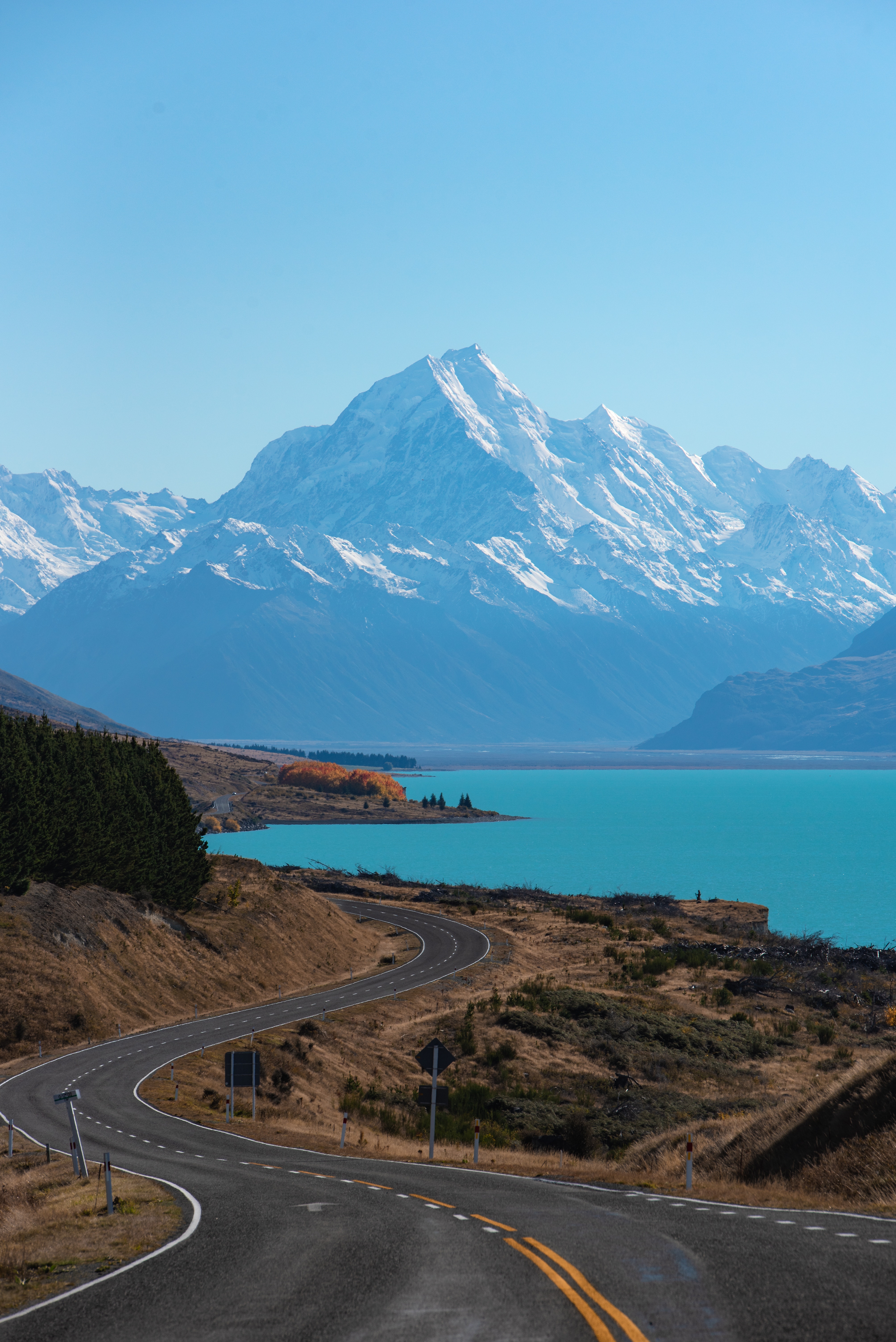 Скачать картинку Новая Зеландия, Озеро Пукаки, Поворот, Дорога, Горы, Природа в телефон бесплатно.