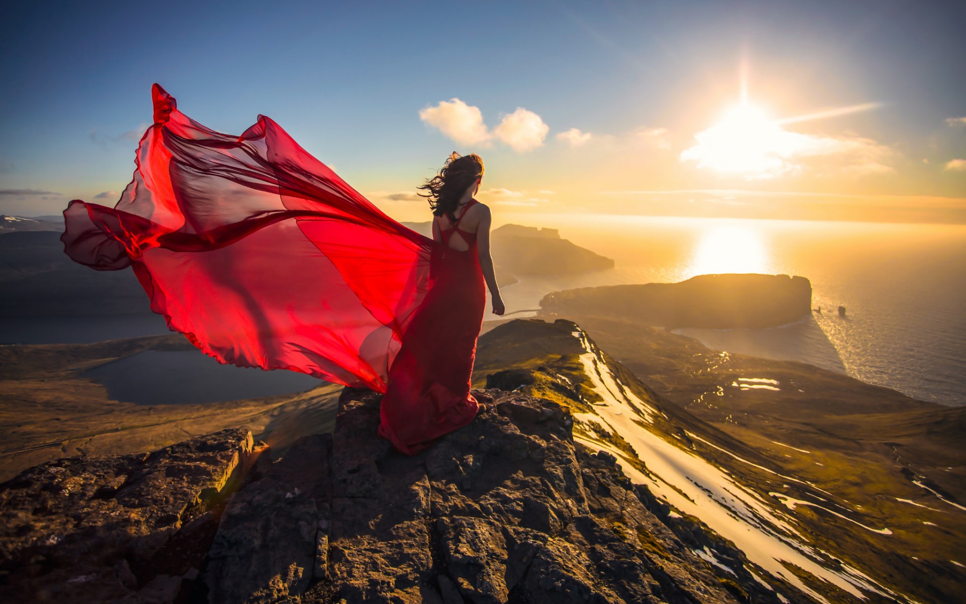 Девушка в Красном платье на горе