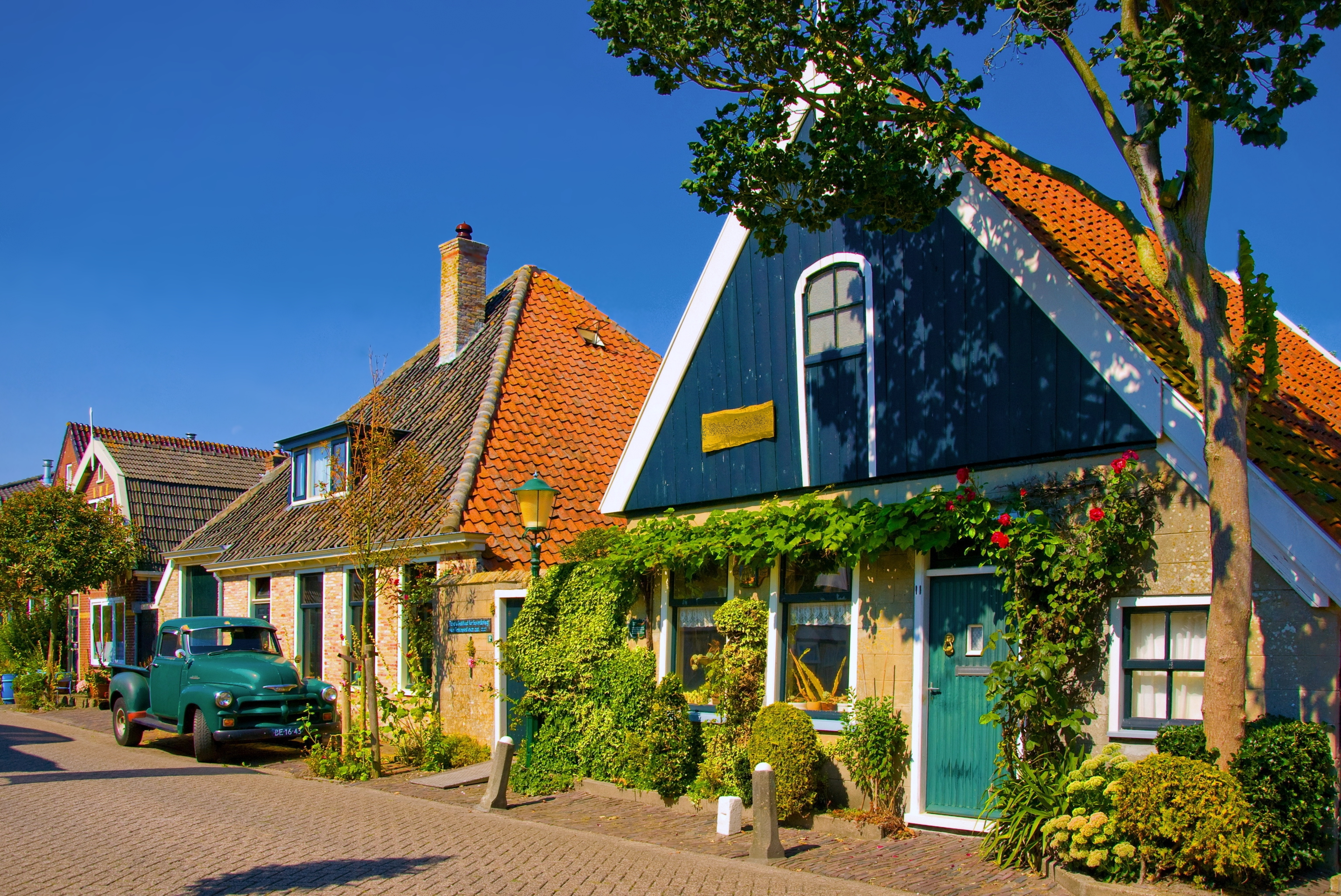 Street house. Голландия Теллеген дом. Домики в Голландии. Голландский дом. Сельский дом в Голландии.