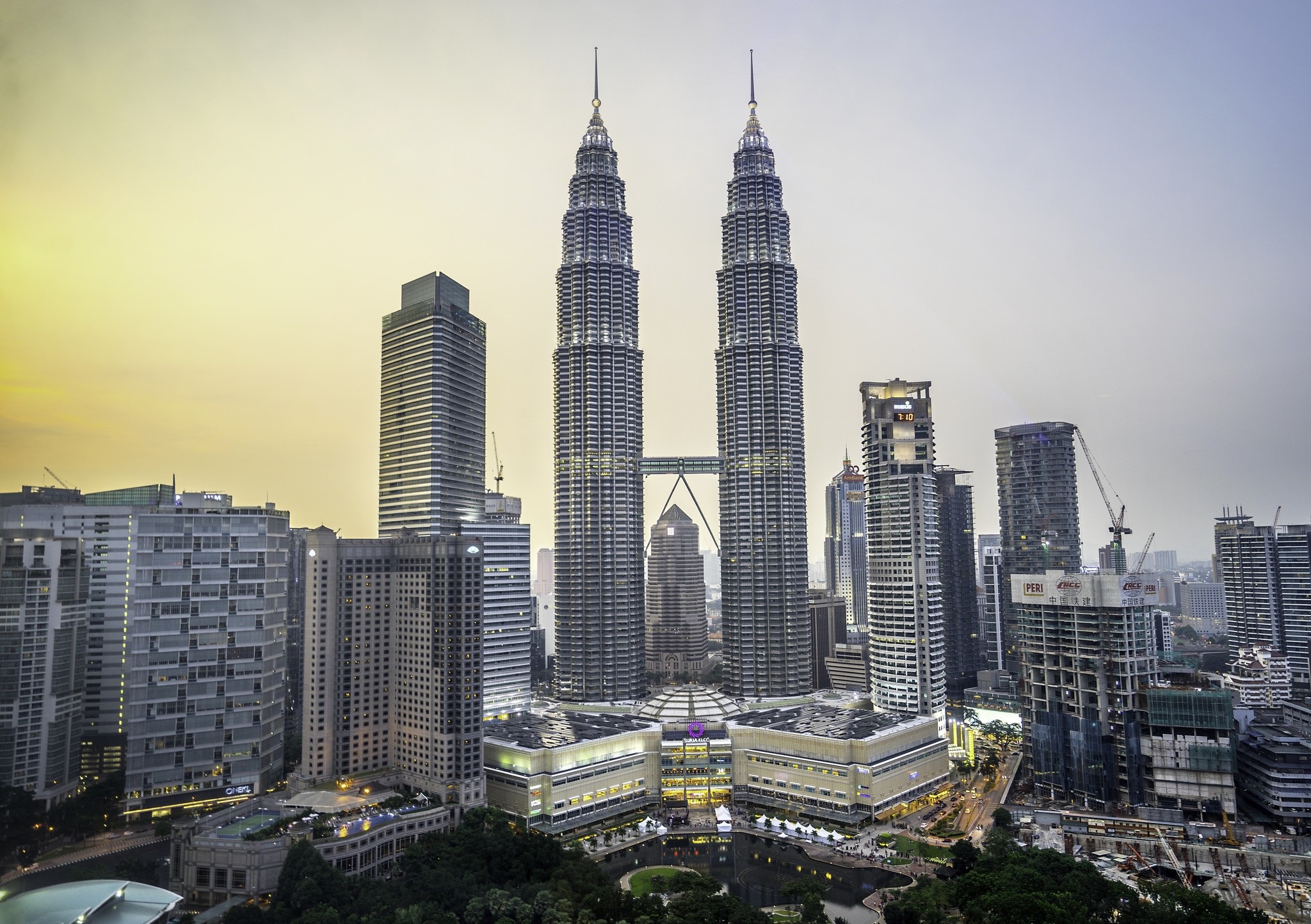 952424 скачать обои сделано человеком, башни петронас, здание, город, куала лумпур, малайзия, небоскрёб - заставки и картинки бесплатно
