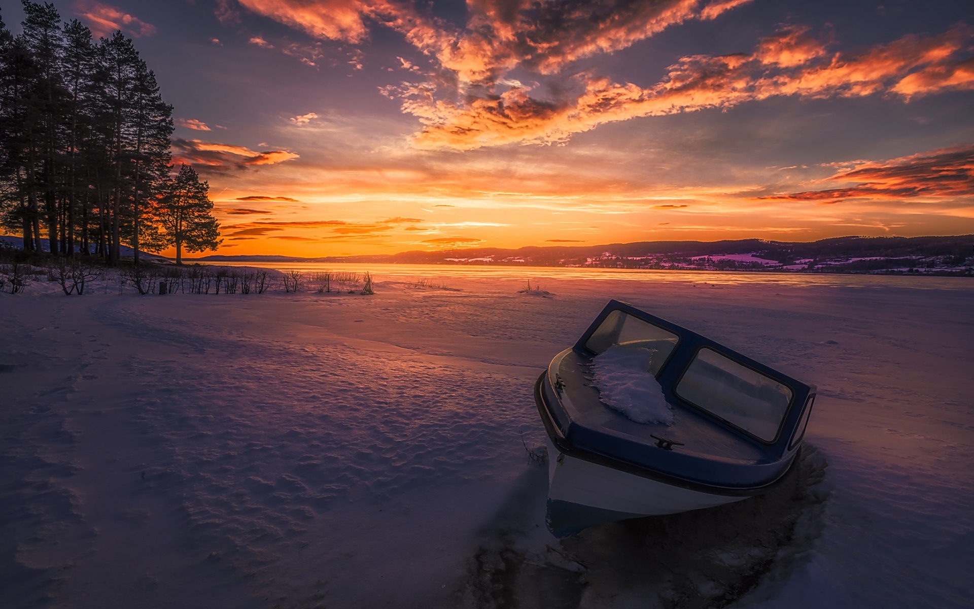 Пейзаж с моторной лодкой