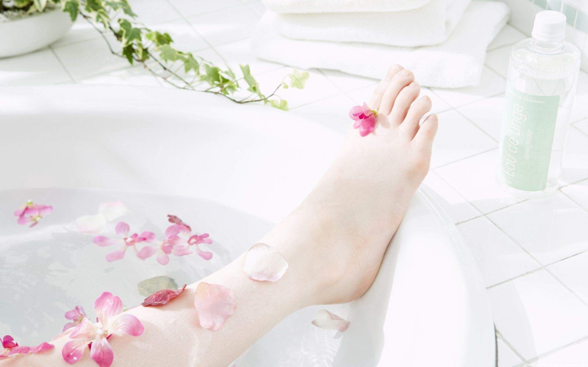 Расслабляющие ванночки. Спа для ног. Ванна для ног. Ноги в ванной. Ноги девушки в ванне.