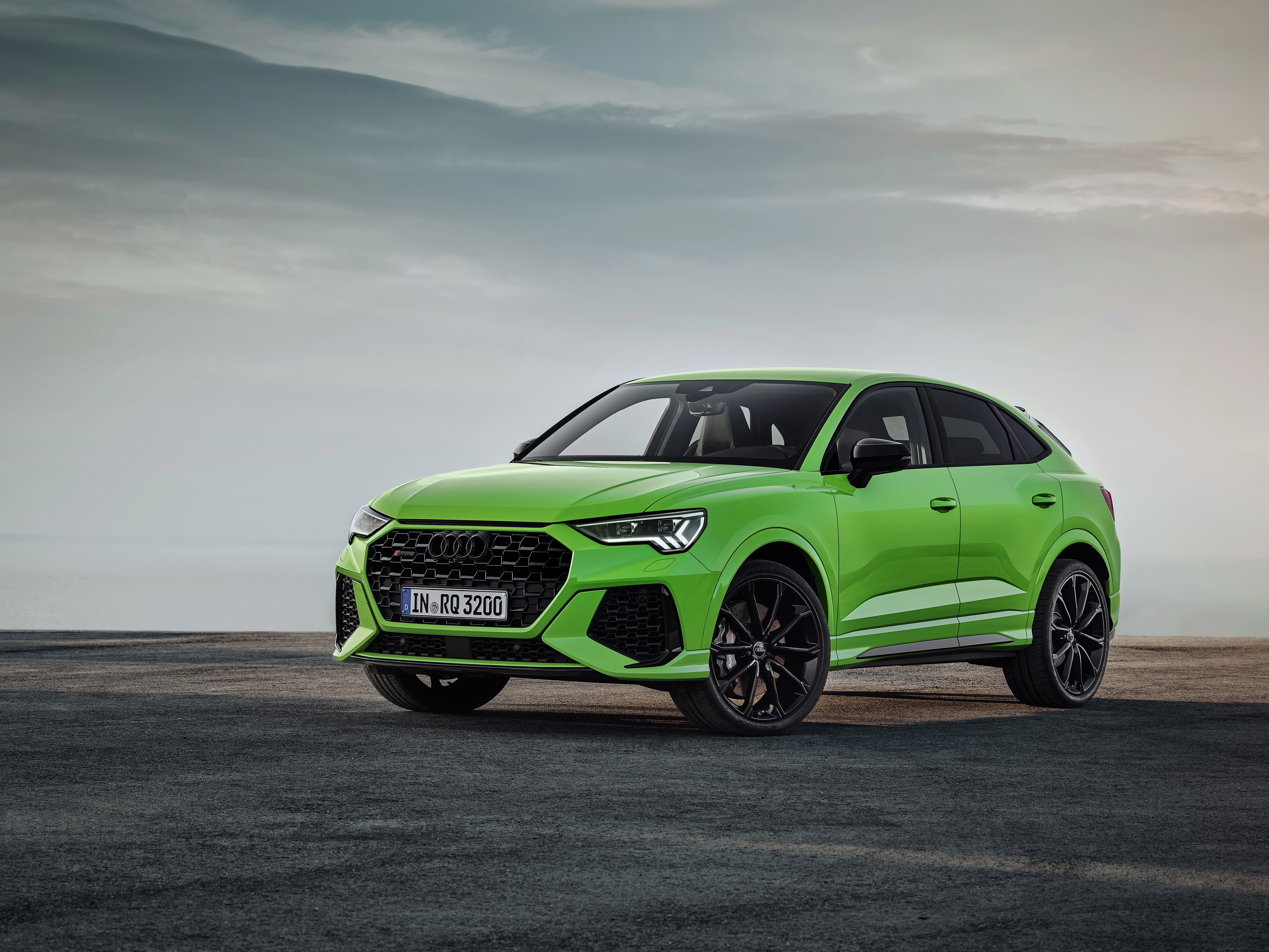 Новый зеленый цвет. Audi rsq3 Sportback 2022. Audi q3 Sportback зеленый. 2020 Audi RS q3 Sportback.