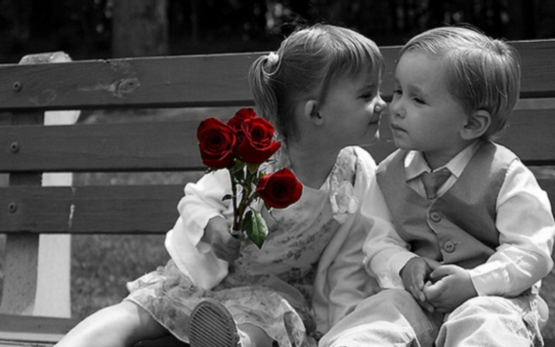 Поцелуй примирения. Любовь к ребенку. Мальчик дарит девочке. Мальчик дарит цветы. Мальчик дарит цветы девочке на скамейке.